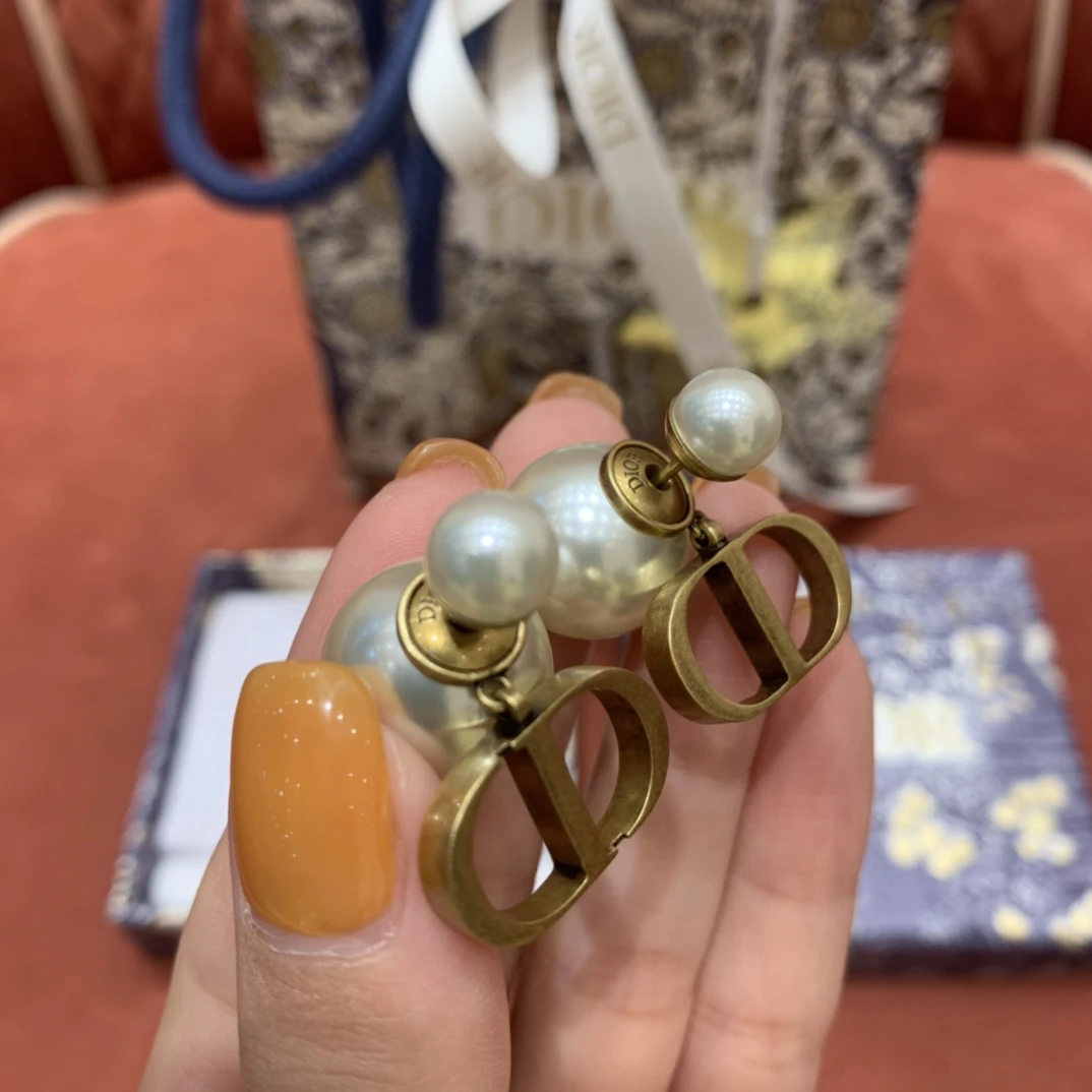 CHRISTIAN DIOR Женские серьги с жемчугом  CHRISTIAN DIOR Женские серьги с жемчугом