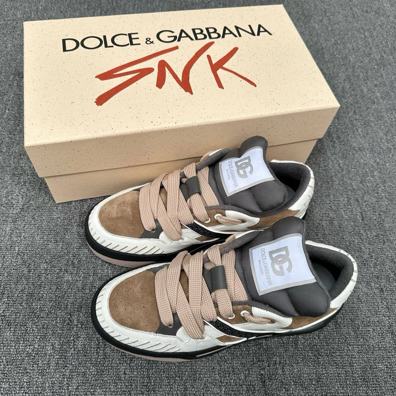 DOLCE & GABBANA Мужские кроссовки из телячьей кожи с контрастными белыми шнурками DOLCE & GABBANA Мужские кроссовки из телячьей кожи с контрастными белыми шнурками