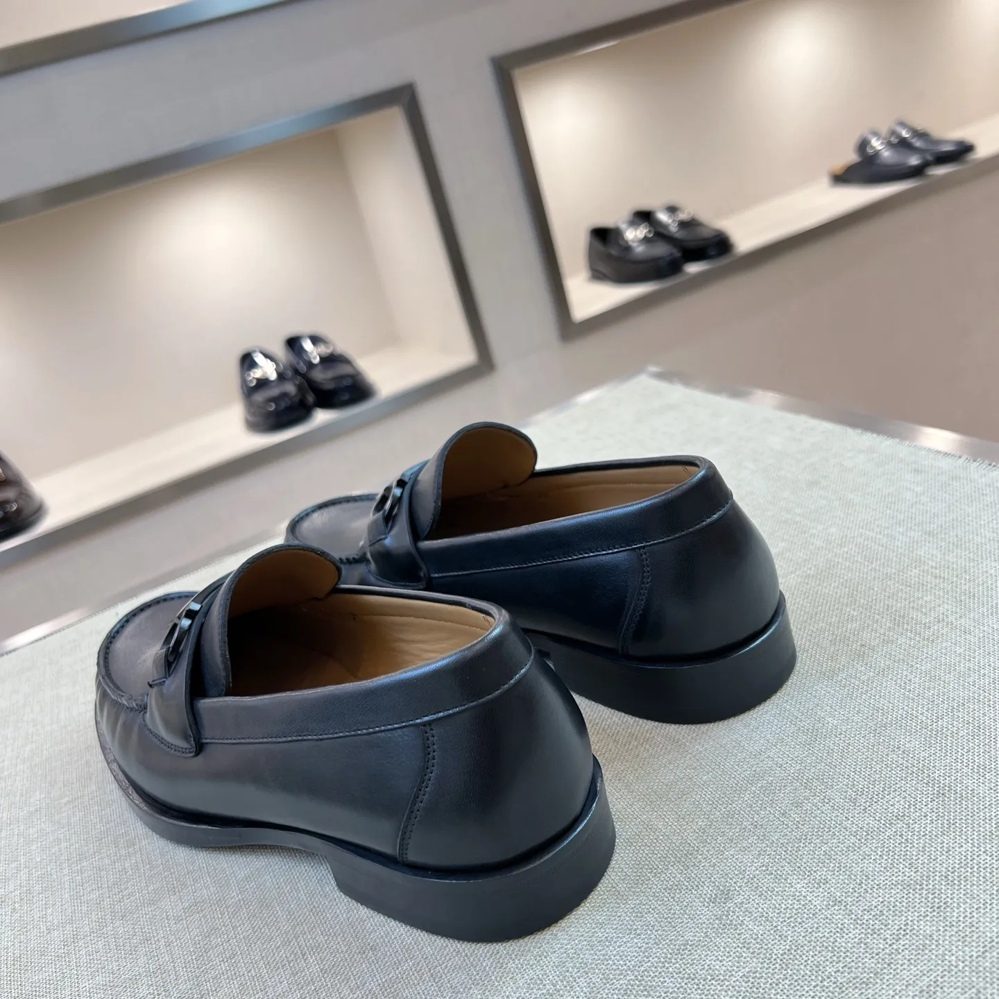 SALVATORE FERRAGAMO Мужские лоферы коровья кожа