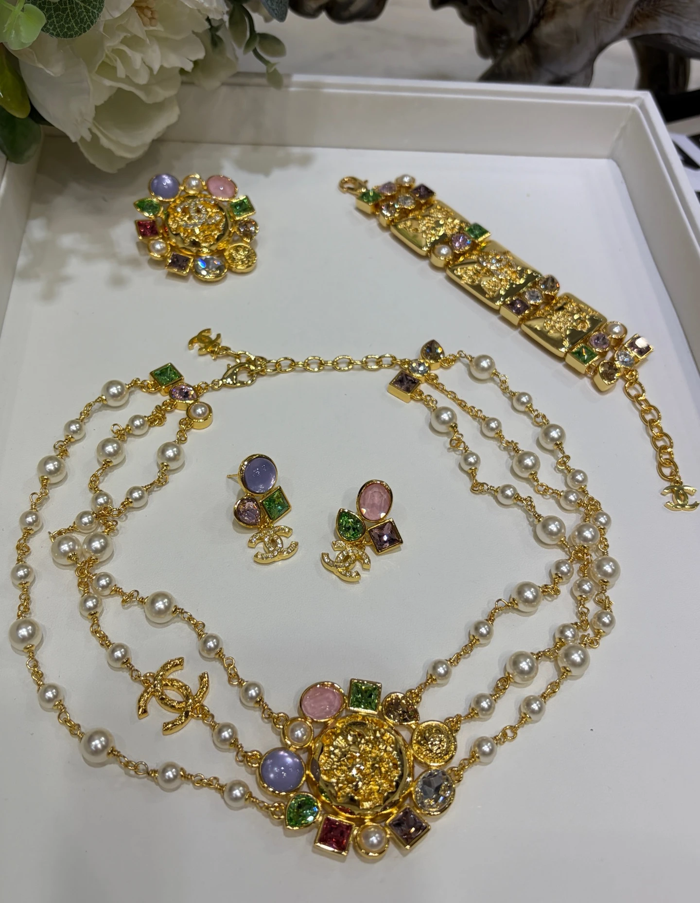 CHANEL Женское колье с жемчужинами и многоцветными кристаллами CHANEL Женское колье с жемчужинами и многоцветными кристаллами