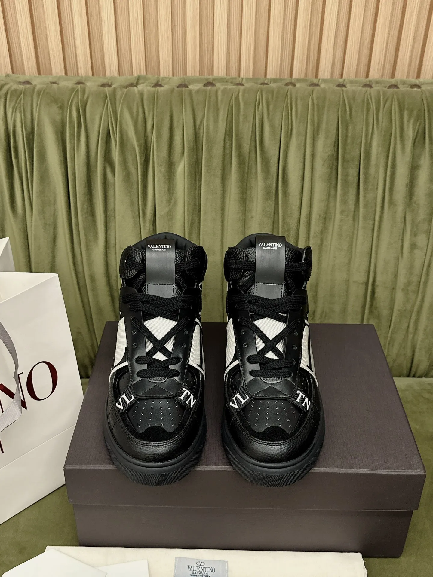 VALENTINO Мужские высокие кроссовки VL7N