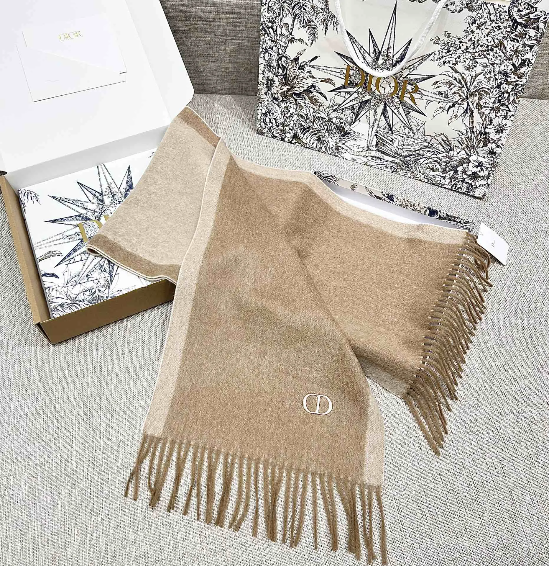 CHRISTIAN DIOR Женский шарф из кашемира CHRISTIAN DIOR Женский шарф из кашемира