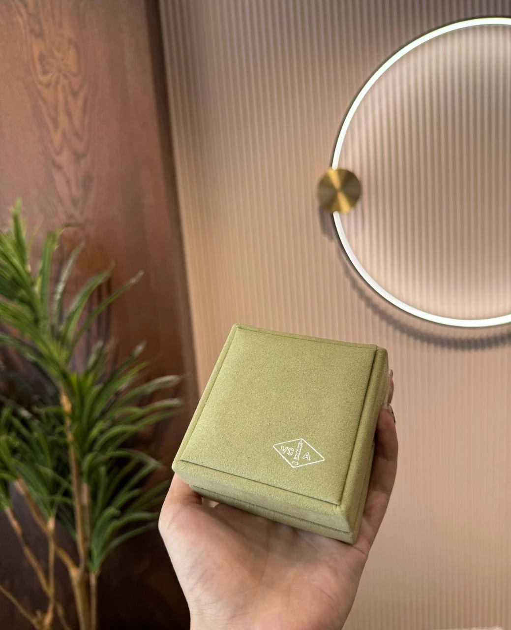 Van Cleef & Arpels Серьги Alhambra желтое золото и перламутр Van Cleef & Arpels Серьги Alhambra желтое золото и перламутр