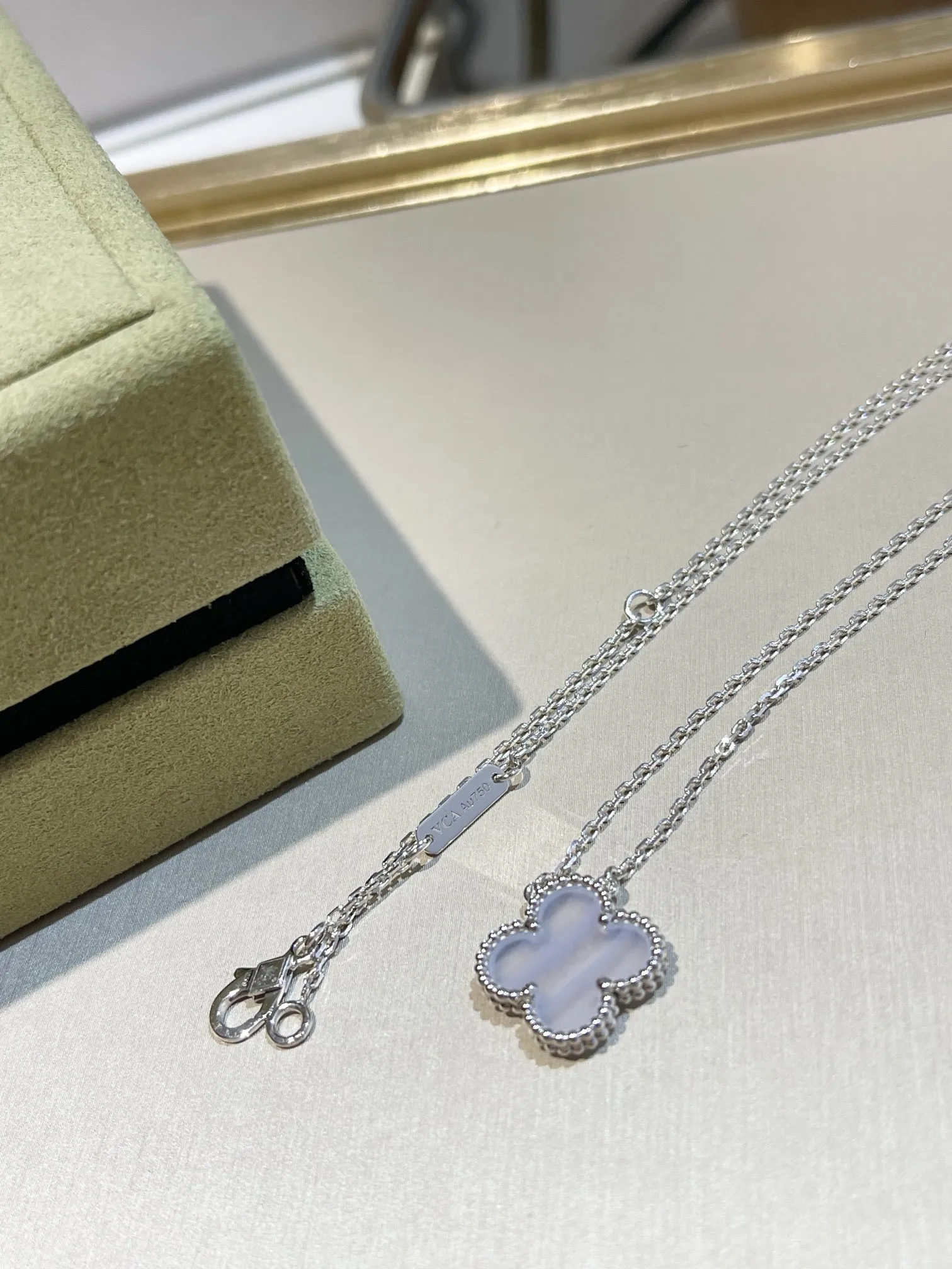 Van Cleef & Arpels Колье Alhambra белое золото и халцедон Van Cleef & Arpels Колье Alhambra белое золото и халцедон