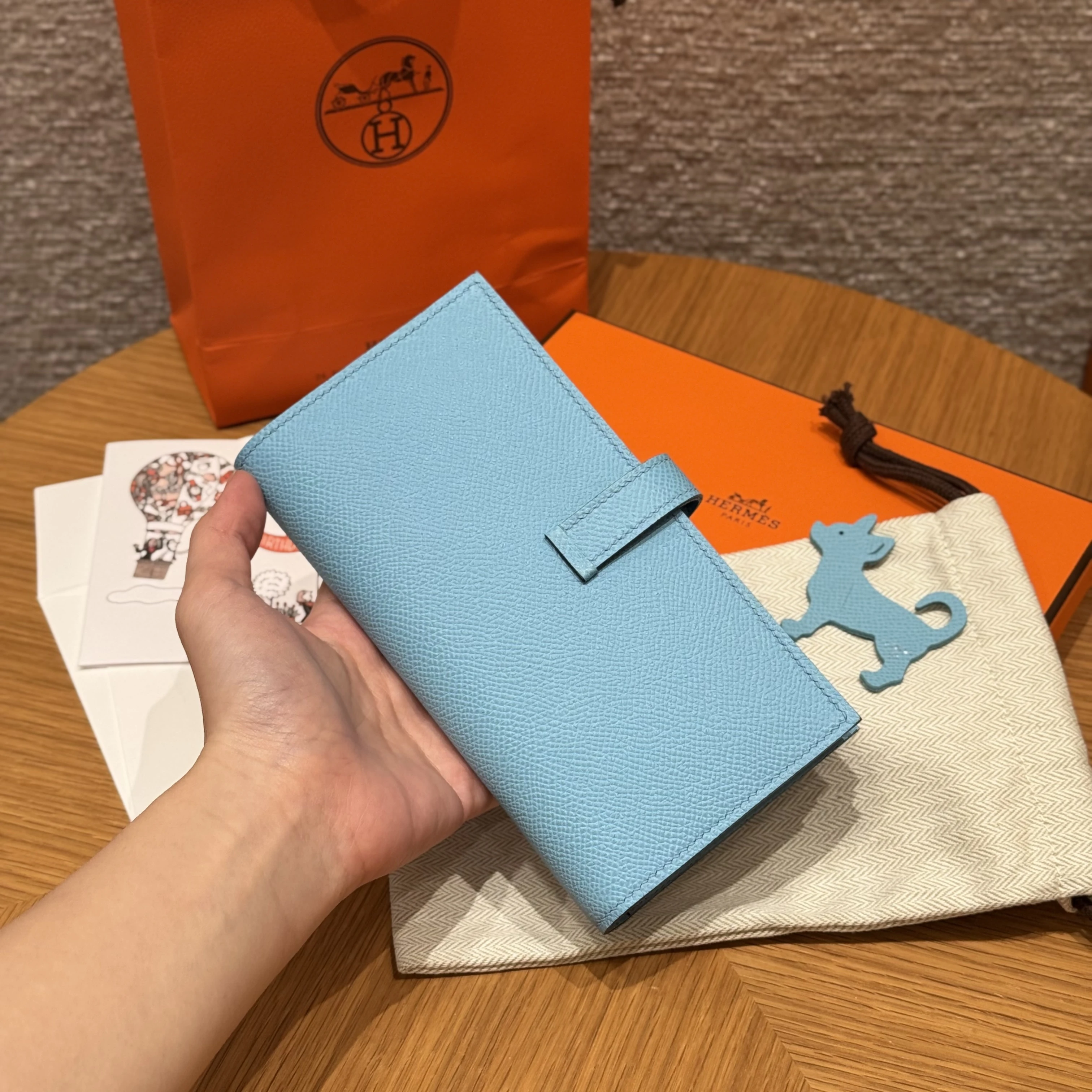 HERMES Кошелёк Bearn 17.5 см 7N/Celeste Epsom HERMES Кошелёк Bearn 17.5 см 7N/Celeste Epsom