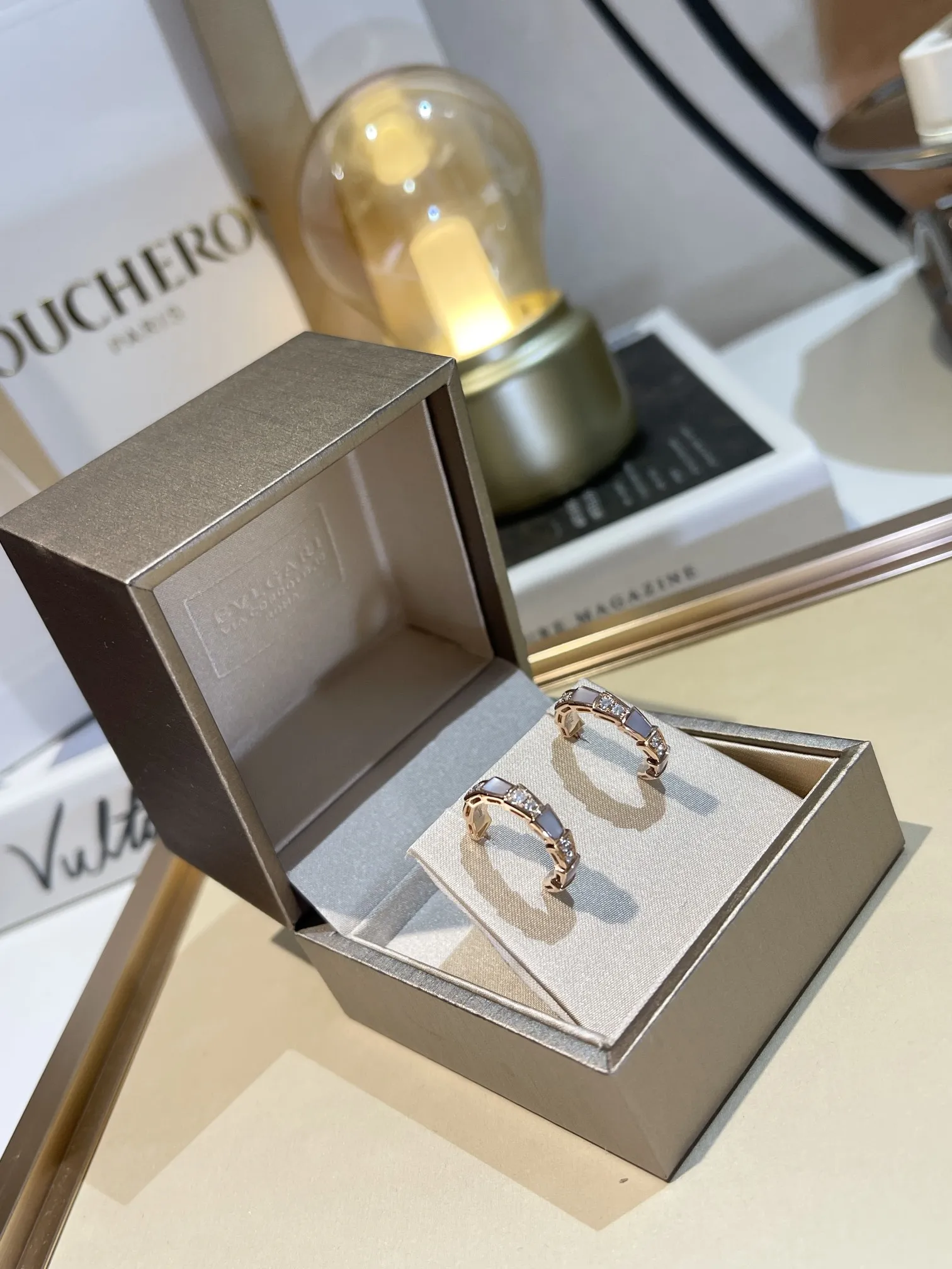 BVLGARI Серьги розовое золото, перламутр и бриллианты BVLGARI Серьги розовое золото, перламутр и бриллианты