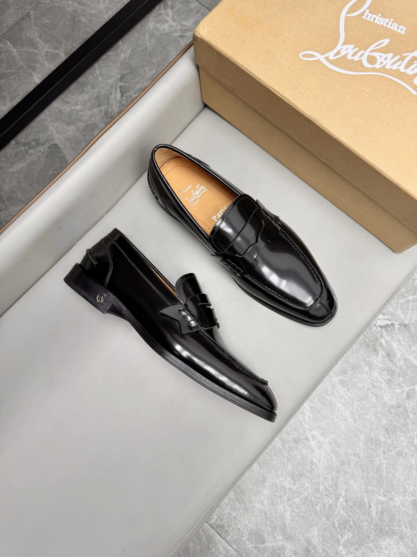 CHRISTIAN LOUBOUTIN Мужские лоферы из глянцевой кожи