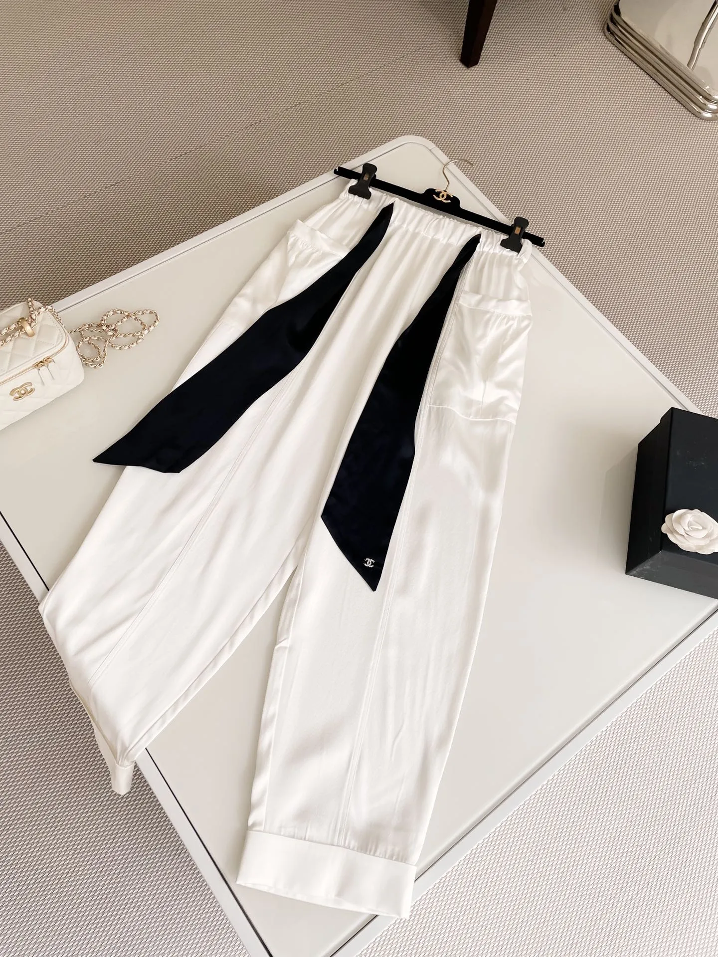 CHANEL Женские брюки с поясом CHANEL Женские брюки с поясом