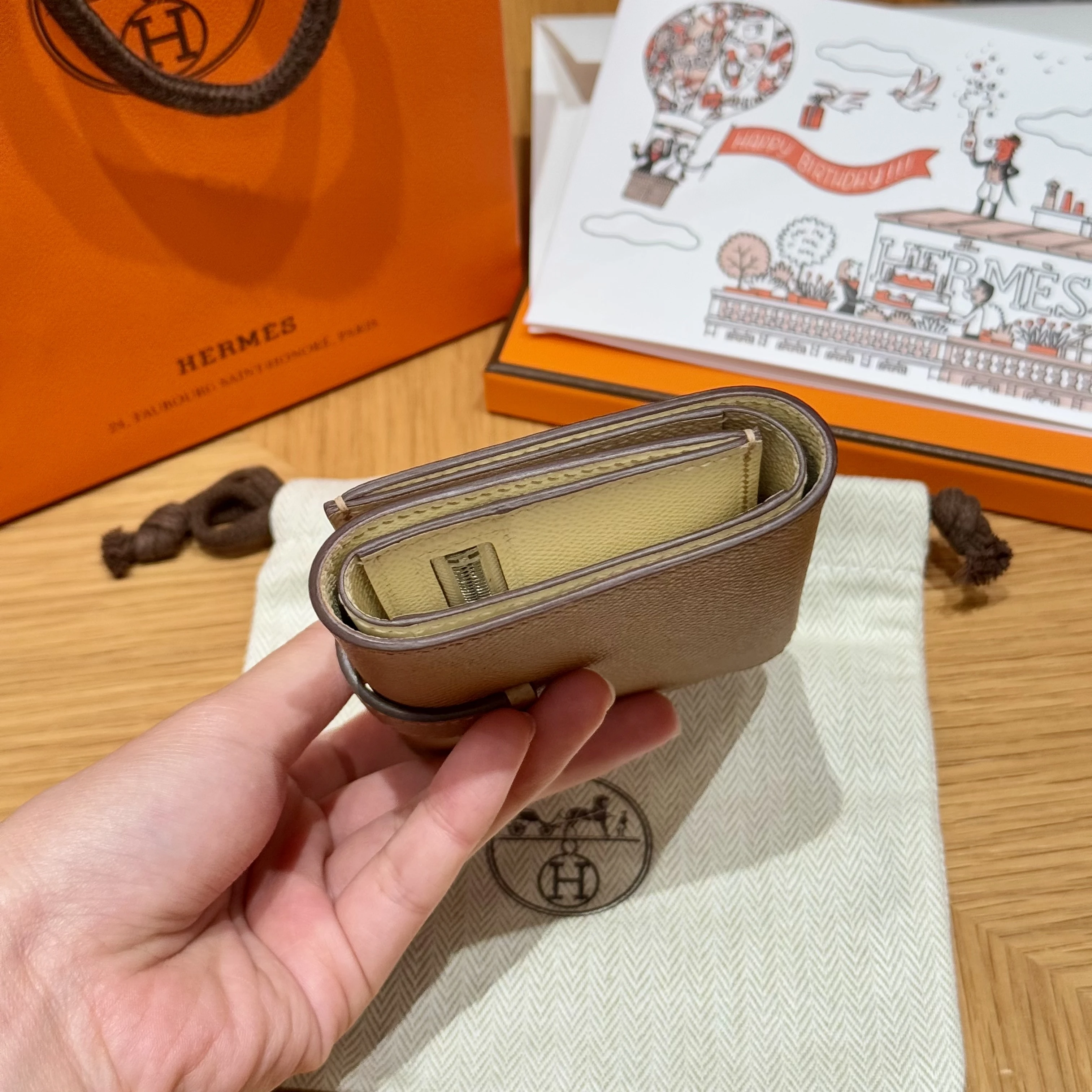 HERMES Кошелёк Bearn 11 см OM/Chai i2/Nata Epsom HERMES Кошелёк Bearn 11 см OM/Chai i2/Nata Epsom