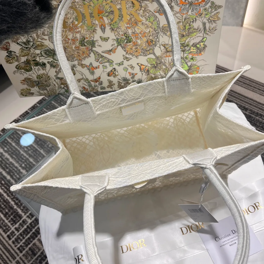CHRISTIAN DIOR Женская сумка Book Tote Butterfly CHRISTIAN DIOR Женская сумка Book Tote Butterfly