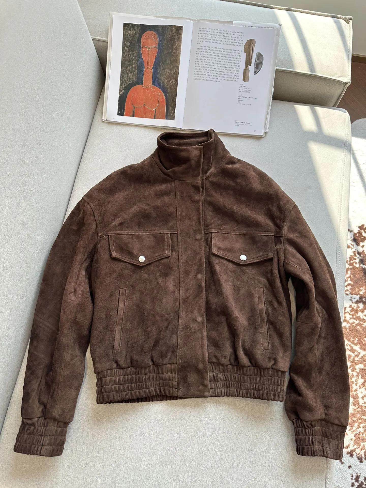 SAINT LAURENT Женская куртка из замши с карманами с клапанами