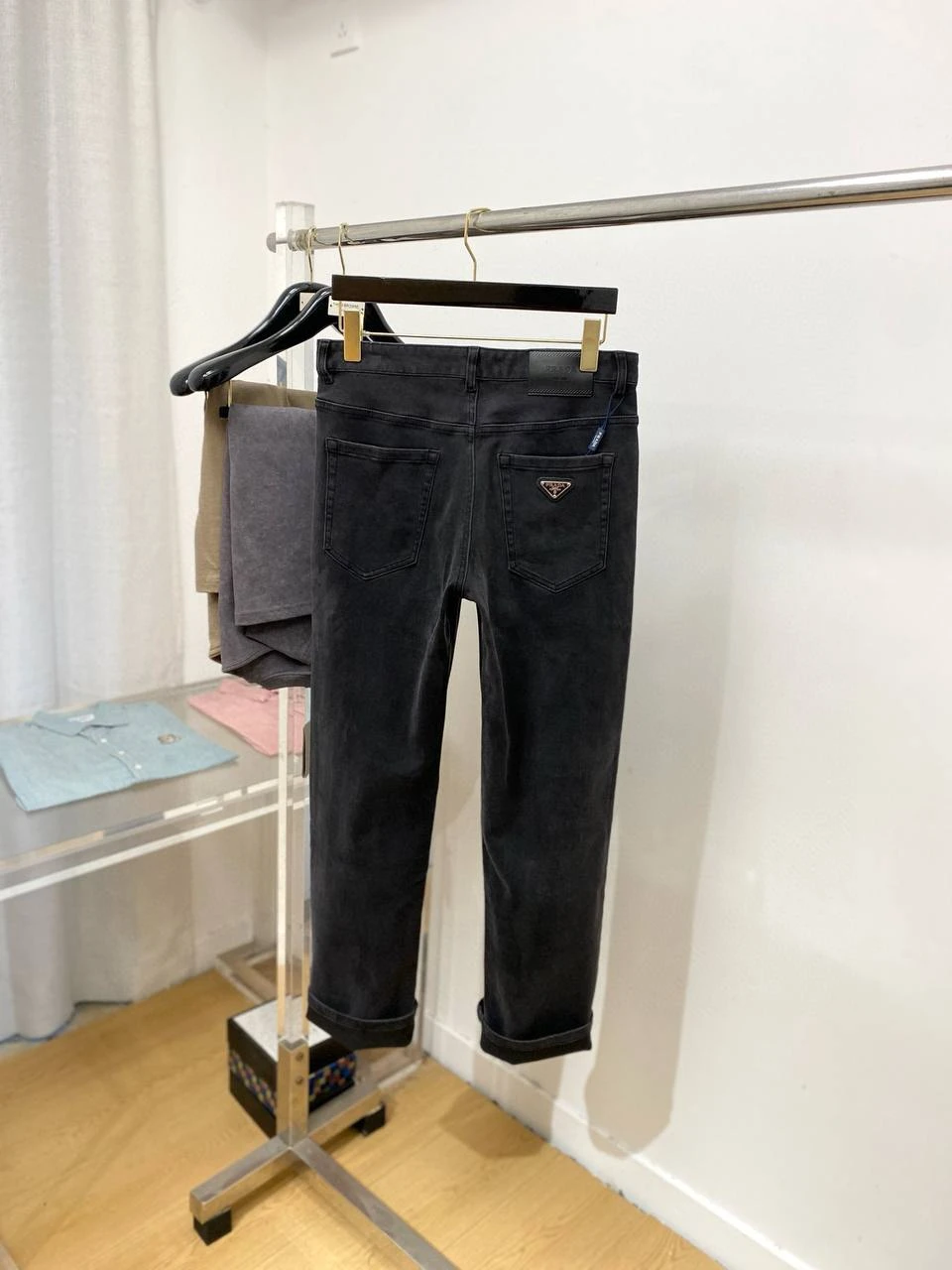 PRADA Мужские джинсы из чёрного денима с эффектом лёгкого смыва PRADA Мужские джинсы из чёрного денима с эффектом лёгкого смыва