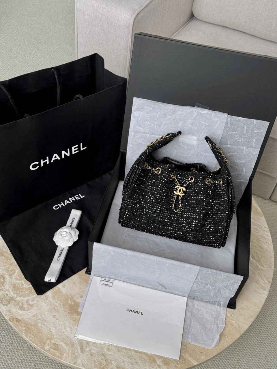 CHANEL Женская сумка Hobo 25a черно‑белом твидовом CHANEL Женская сумка Hobo 25a черно‑белом твидовом