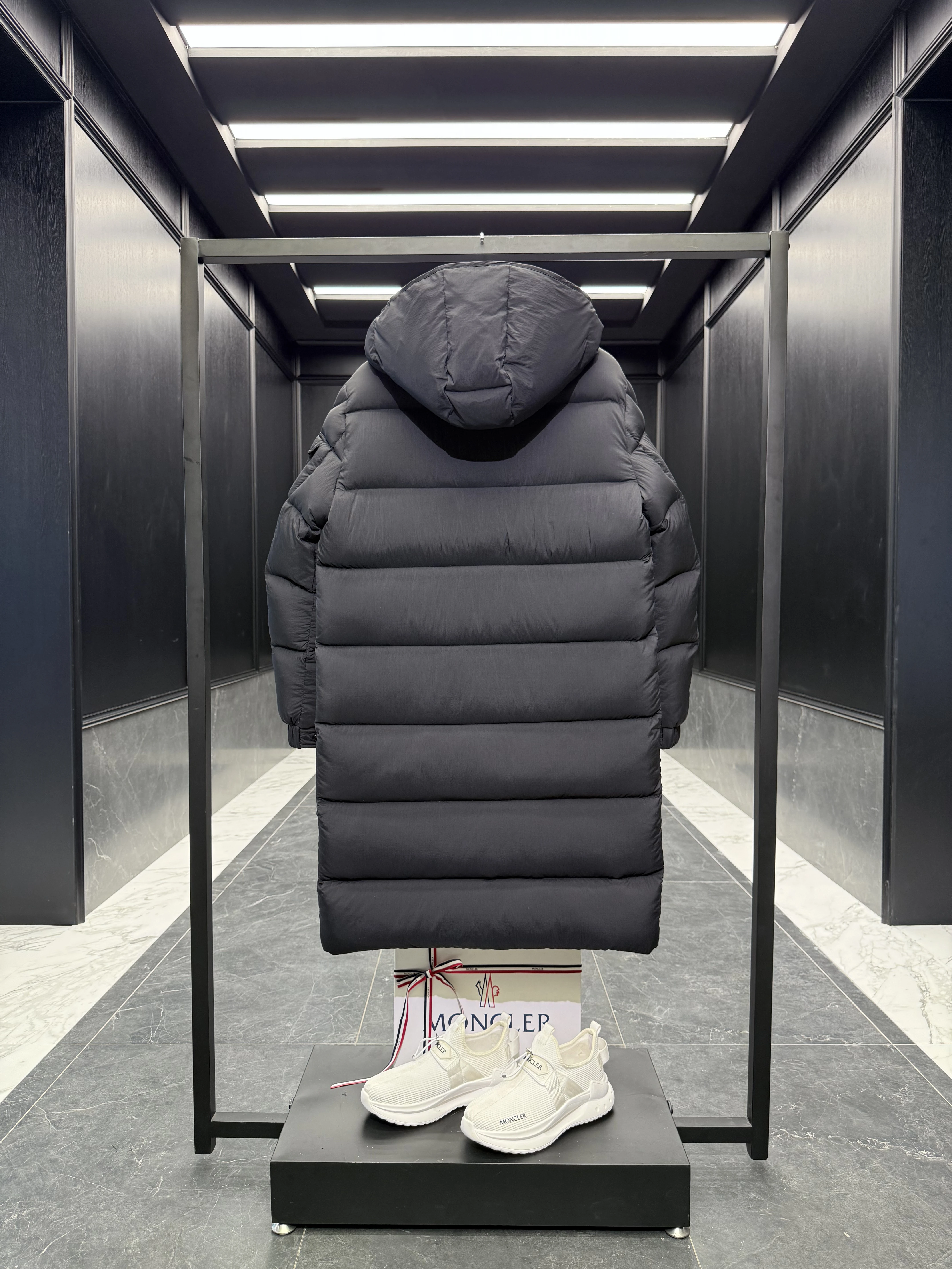 MONCLER Мужской длинный пуховик Hanoverian MONCLER Мужской длинный пуховик Hanoverian