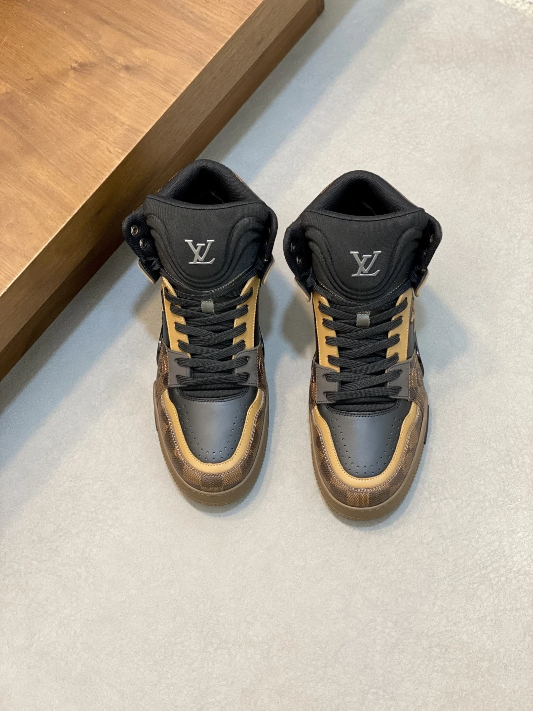 LOUIS VUITTON Мужские кроссовки из телячьей кожи LOUIS VUITTON Мужские кроссовки из телячьей кожи