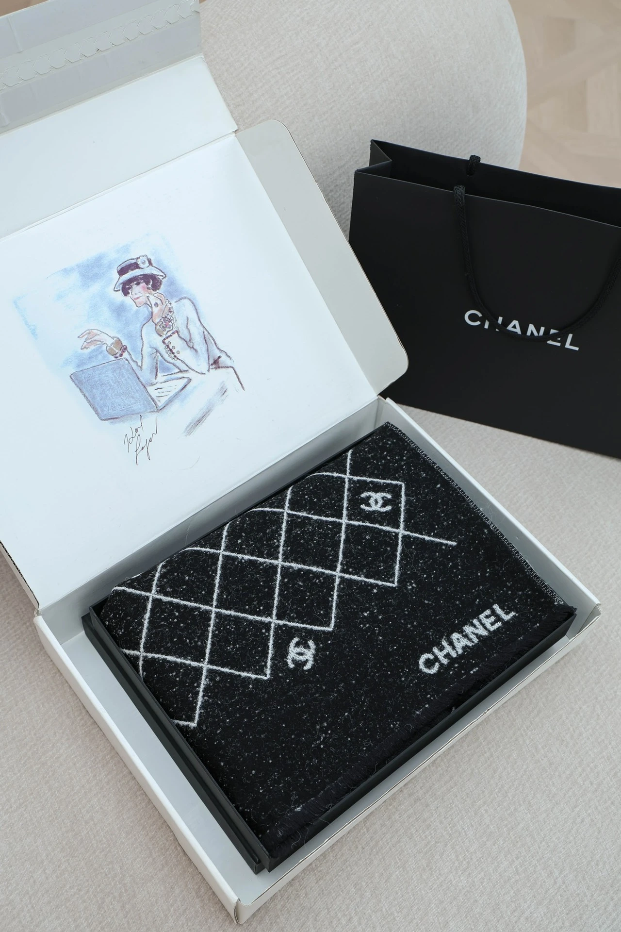 CHANEL Женский шарф из кашемира CHANEL Женский шарф из кашемира