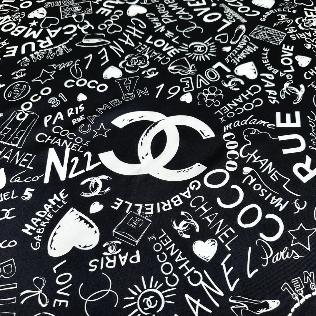 CHANEL Женский платок из шелка с культовым принтом