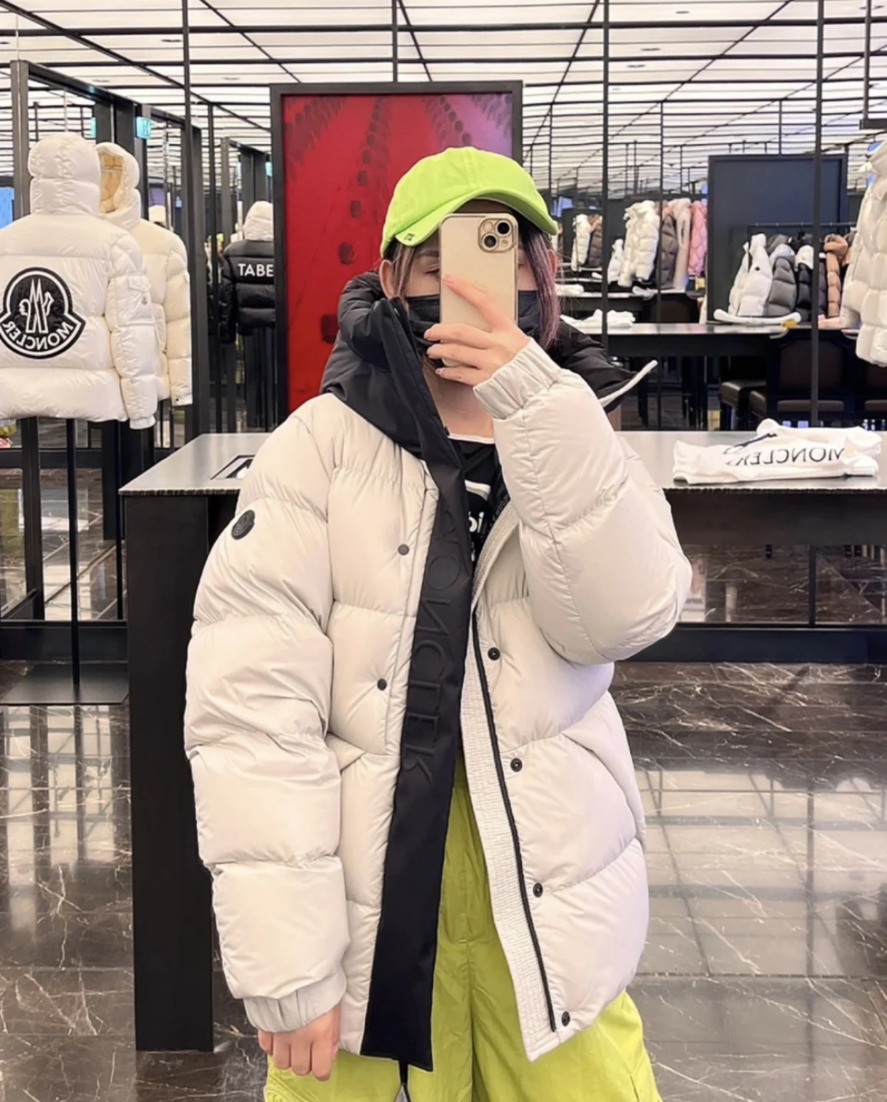 MONCLER Женский пуховик Madeira Black Warrior MONCLER Женский пуховик Madeira Black Warrior