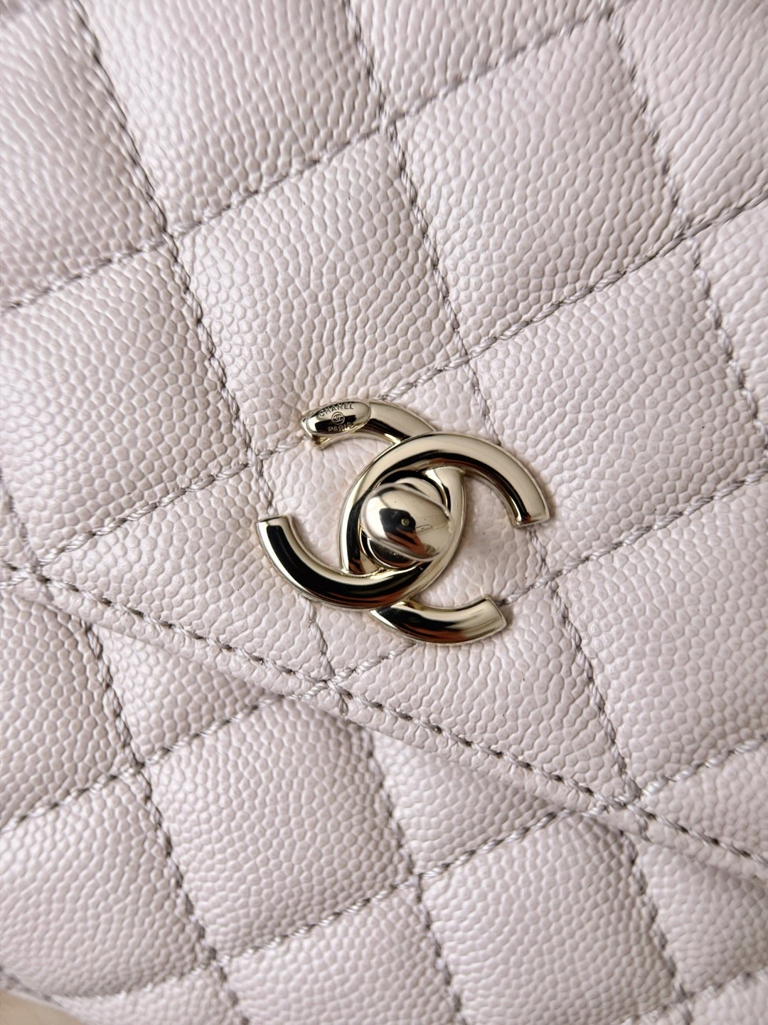 CHANEL Женская сумка Coco Handle с витой ручкой