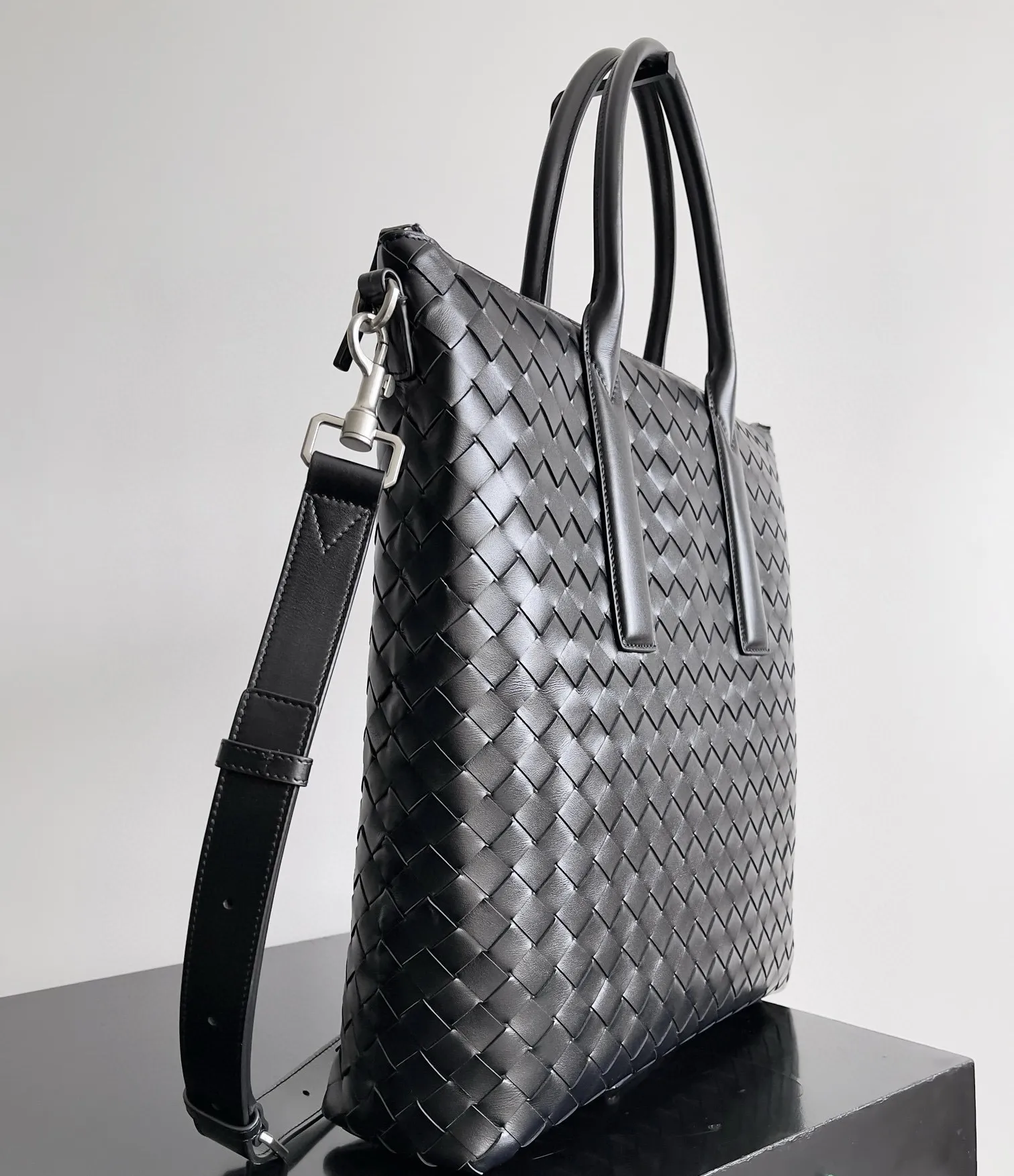 BOTTEGA VENETA Мужская Сумка из телячьей кожи
