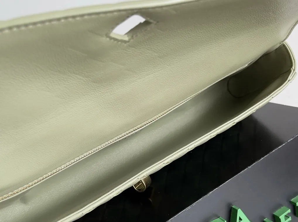 BOTTEGA VENETA Женский клатч Andiamo кожа Intrecciato