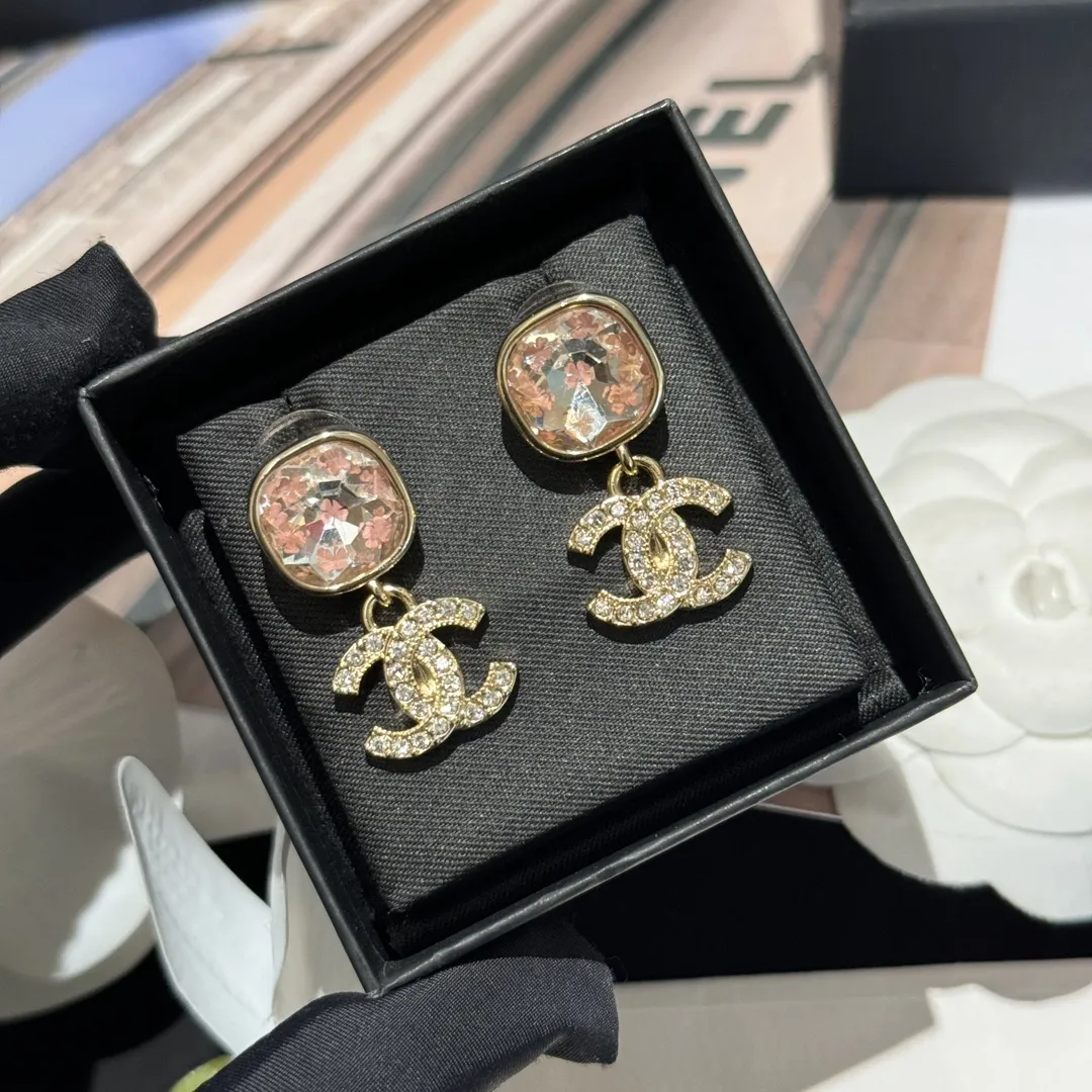 CHANEL Женские серьги с розовыми стразами CHANEL Женские серьги с розовыми стразами