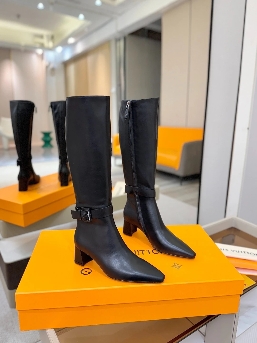 LOUIS VUITTON Женские сапоги с острым мысом LOUIS VUITTON Женские сапоги с острым мысом