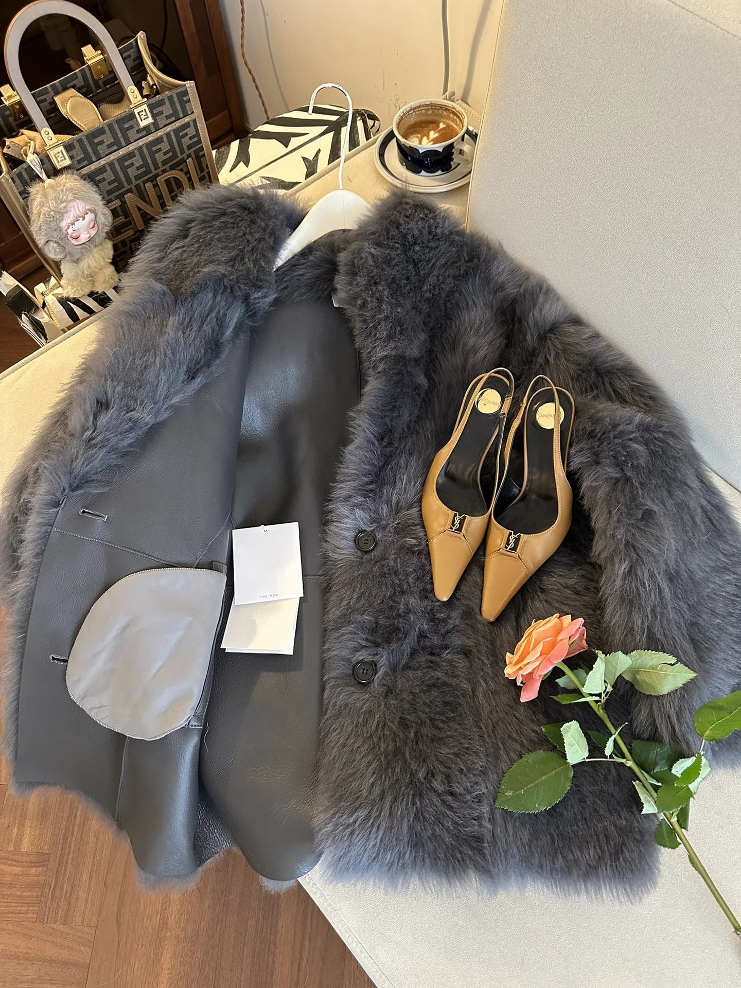 THE ROW Женская шуба из овчины бежевая