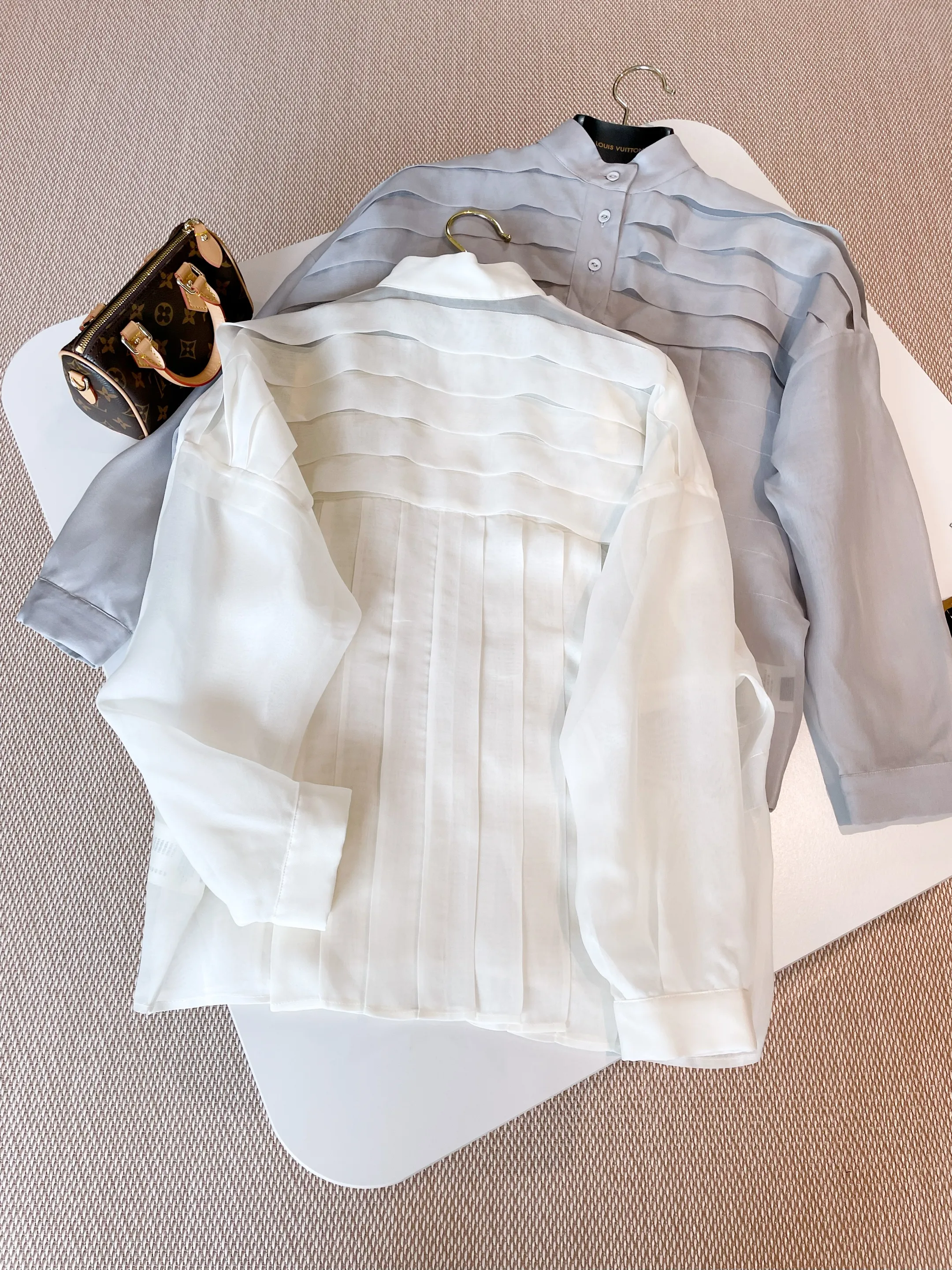 LOUIS VUITTON Женская рубашка из полупрозрачного шелкового тюля LOUIS VUITTON Женская рубашка из полупрозрачного шелкового тюля