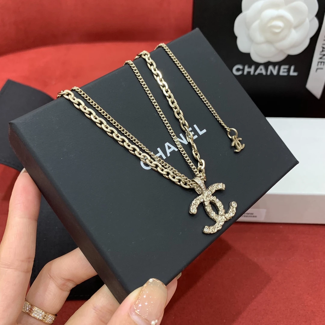 CHANEL Женское колье CHANEL Женское колье