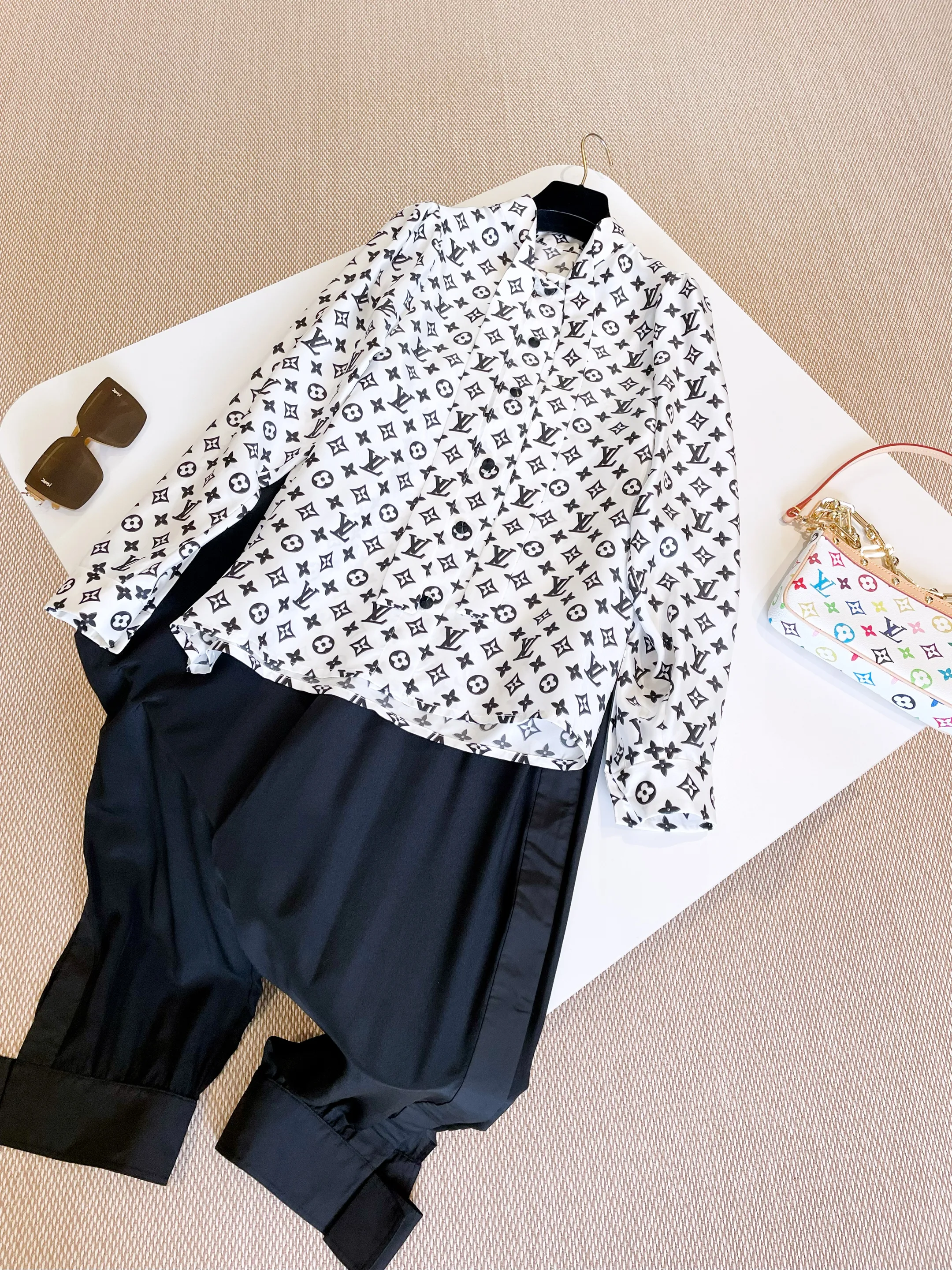 LOUIS VUITTON Женская шелковая рубашка LOUIS VUITTON Женская шелковая рубашка