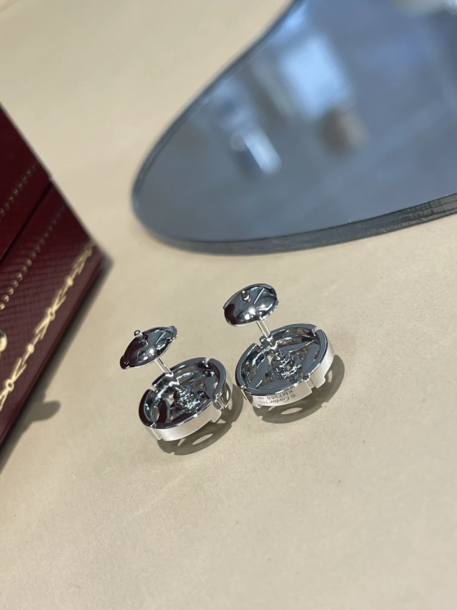 CARTIER Серьги гвоздики из белого золота и бриллиантов CARTIER Серьги гвоздики из белого золота и бриллиантов