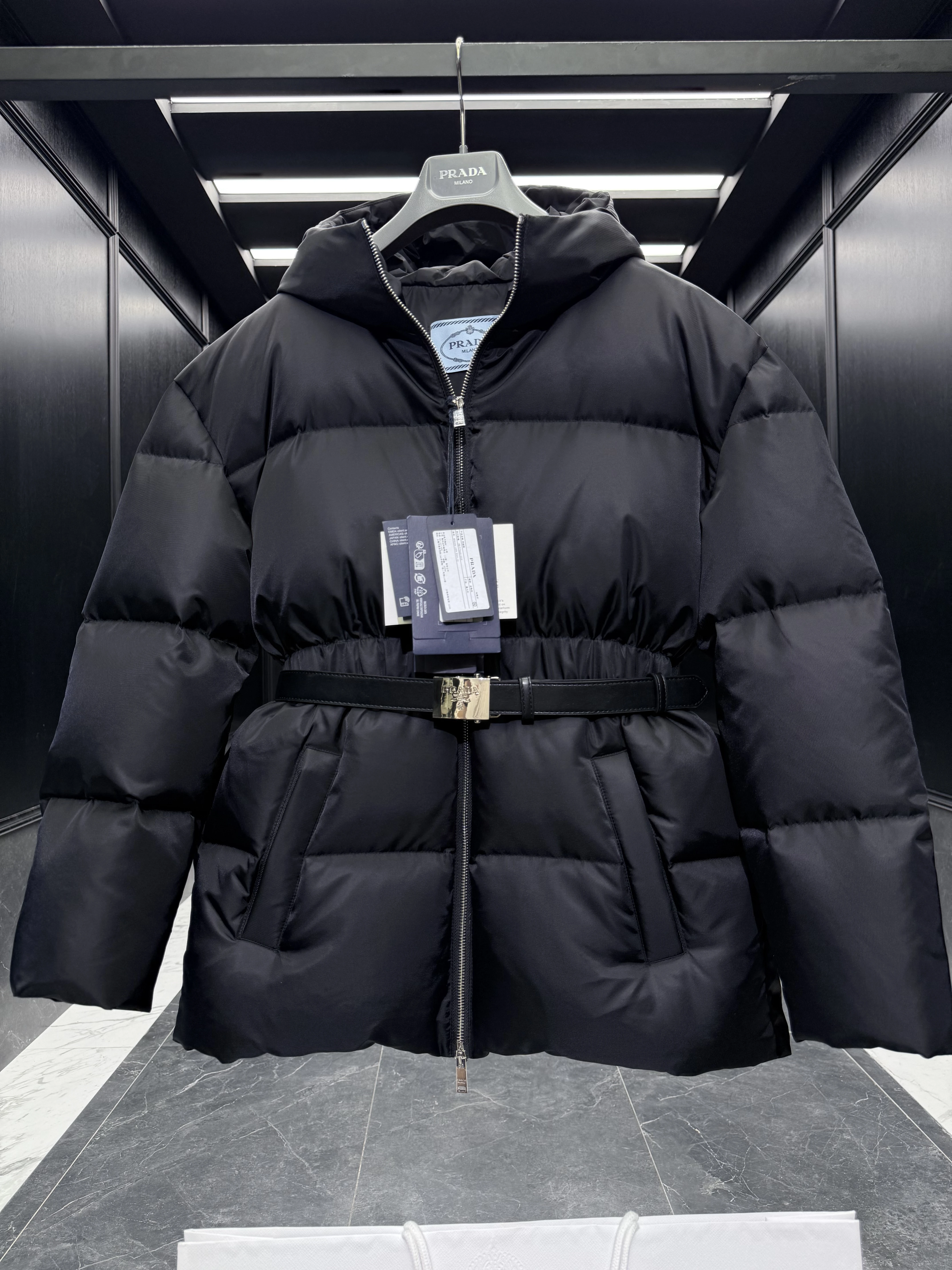 PRADA Женский пуховик с поясом PRADA Женский пуховик с поясом