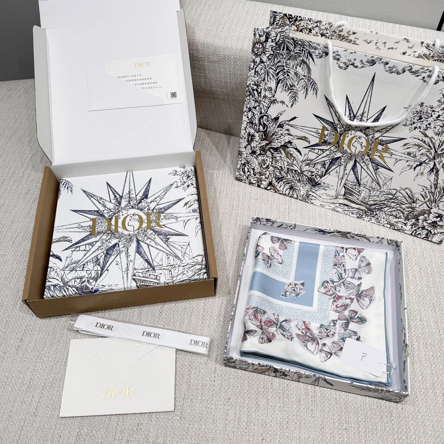 CHRISTIAN DIOR Женский платок из шёлка в пастельных тонах CHRISTIAN DIOR Женский платок из шёлка в пастельных тонах