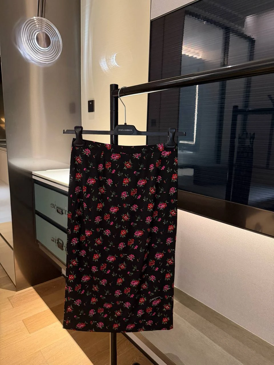 DOLCE & GABBANA Женская шёлковая юбка с мелким цветочным принтом DOLCE & GABBANA Женская шёлковая юбка с мелким цветочным принтом