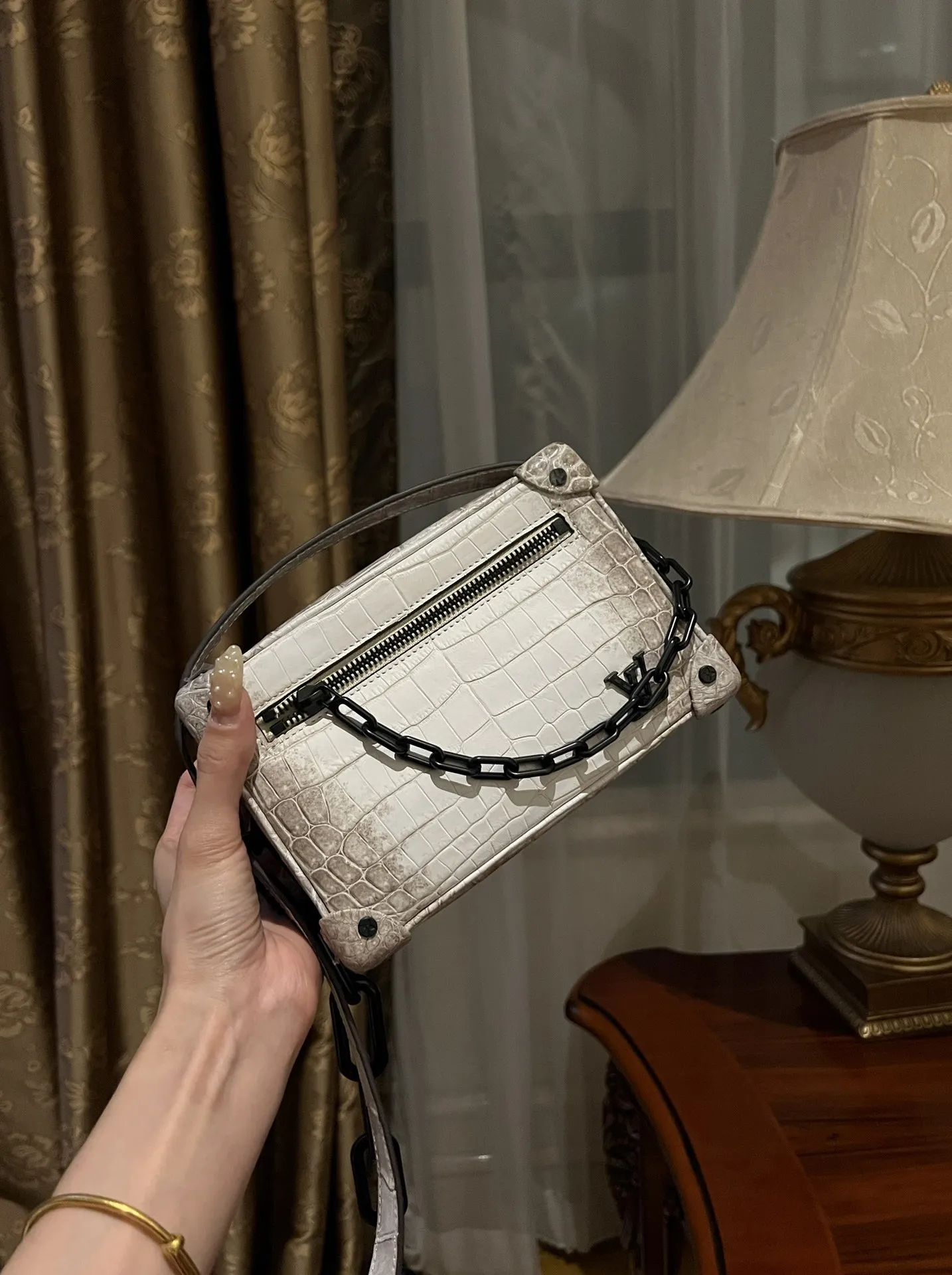 LOUIS VUITTON Сумка унисекс Petite Malle гималайский крокодил LOUIS VUITTON Сумка унисекс Petite Malle гималайский крокодил