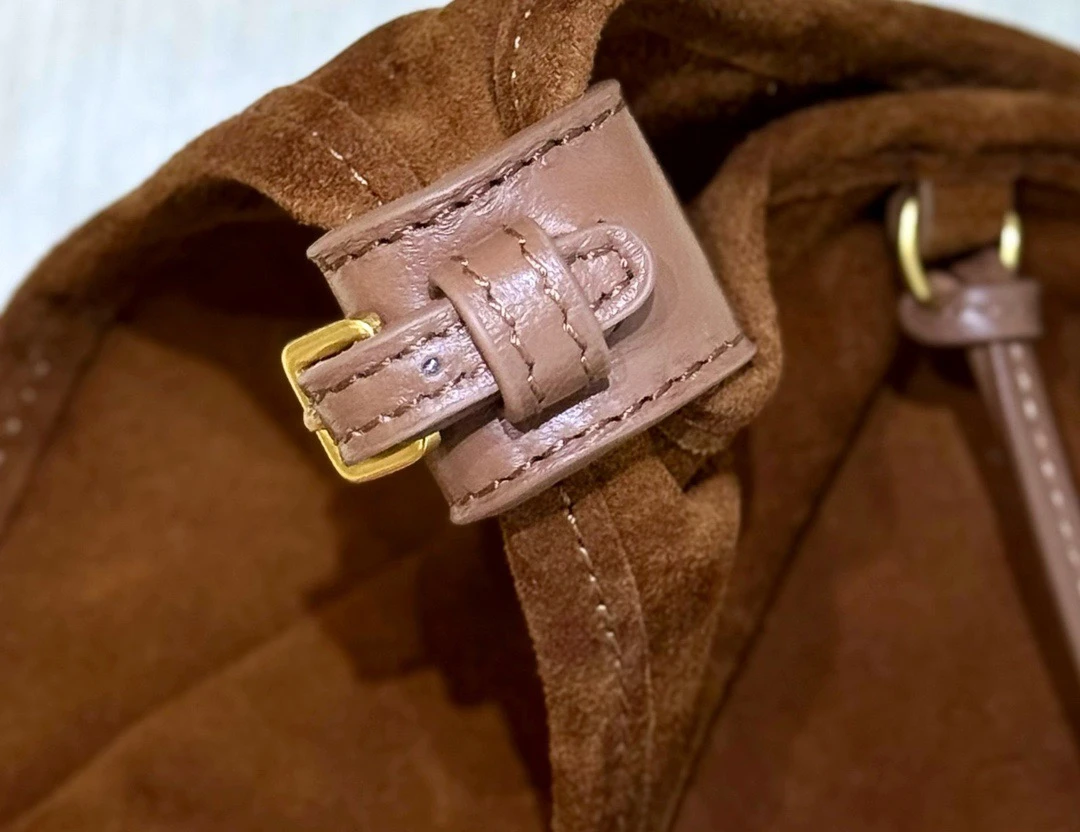 MIU MIU Замшевая сумка с брелками