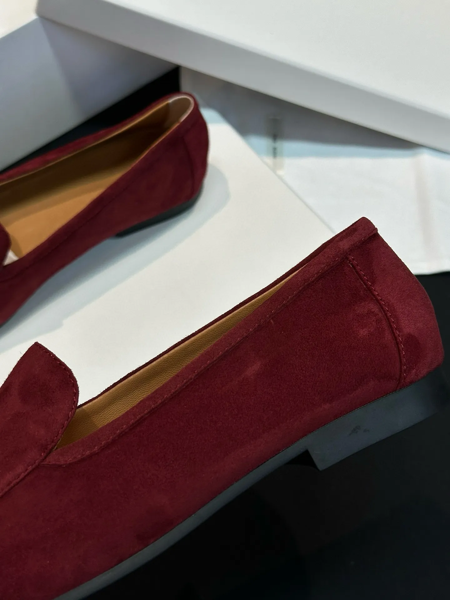 THE ROW Женские мокасины из замши THE ROW Женские мокасины из замши