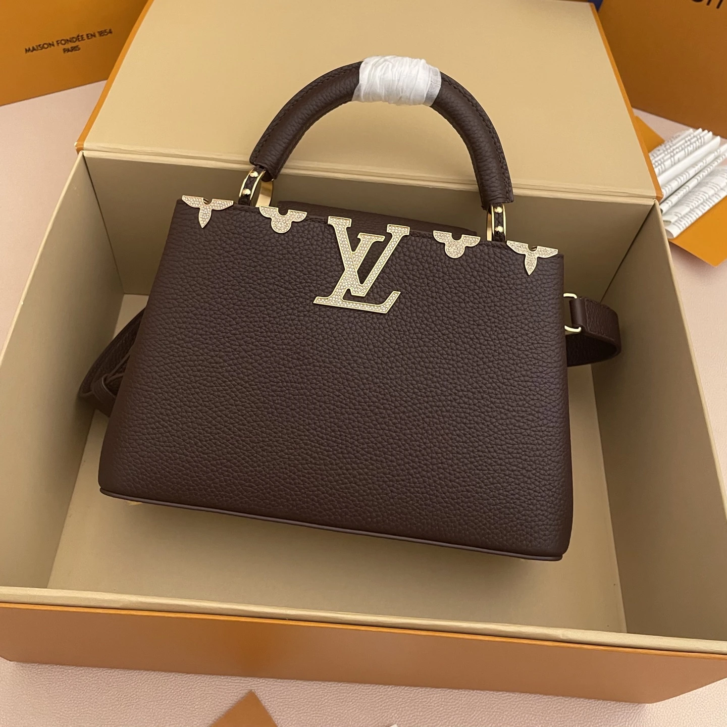 LOUIS VUITTON Женская Сумка Capucines с металлическими вставками