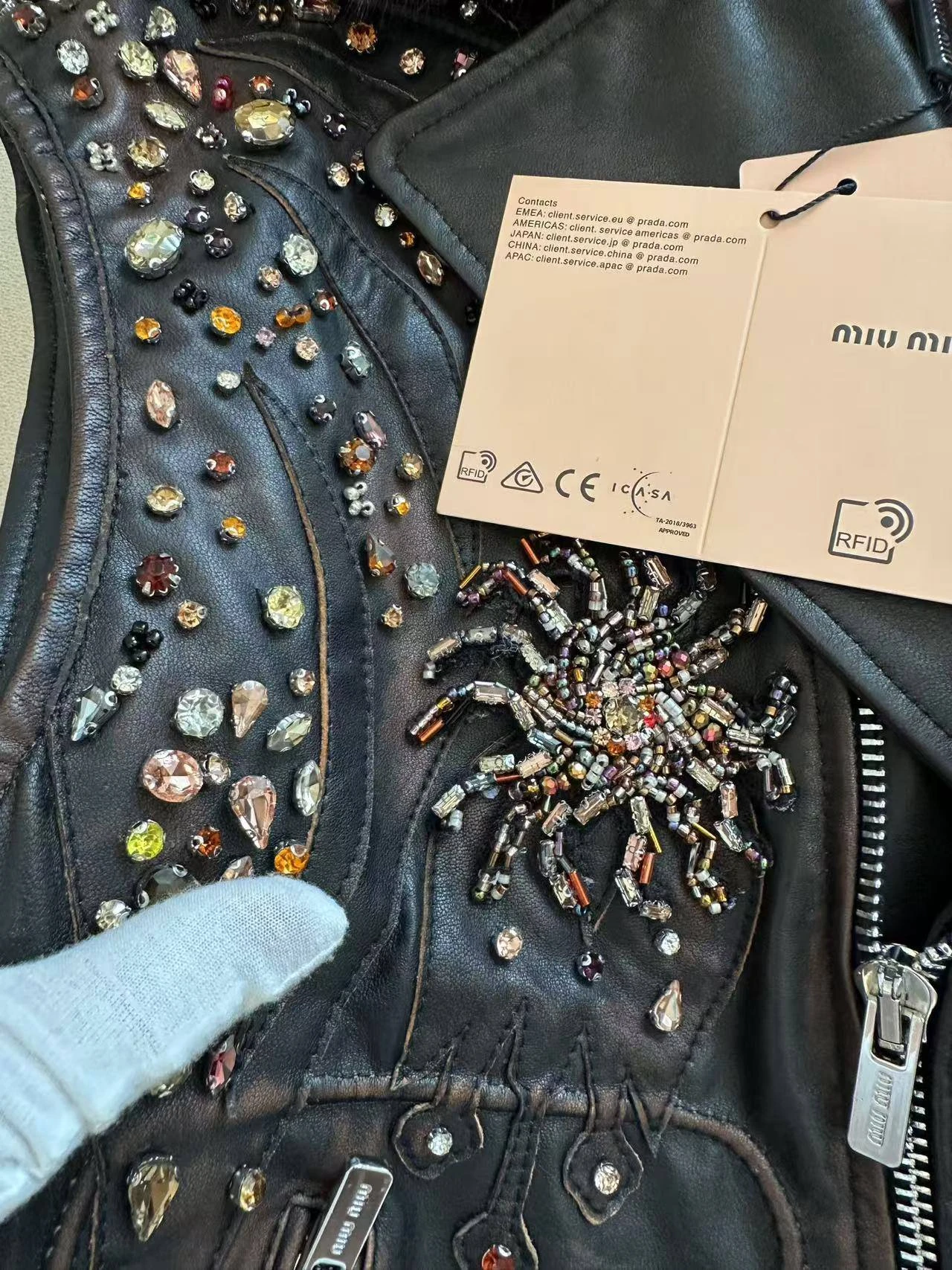 MIU MIU Женский кожаный жилет с вышивкой MIU MIU Женский кожаный жилет с вышивкой