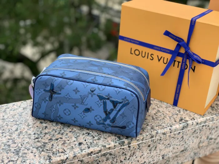  LOUIS VUITTON Несессер Dopp Kit