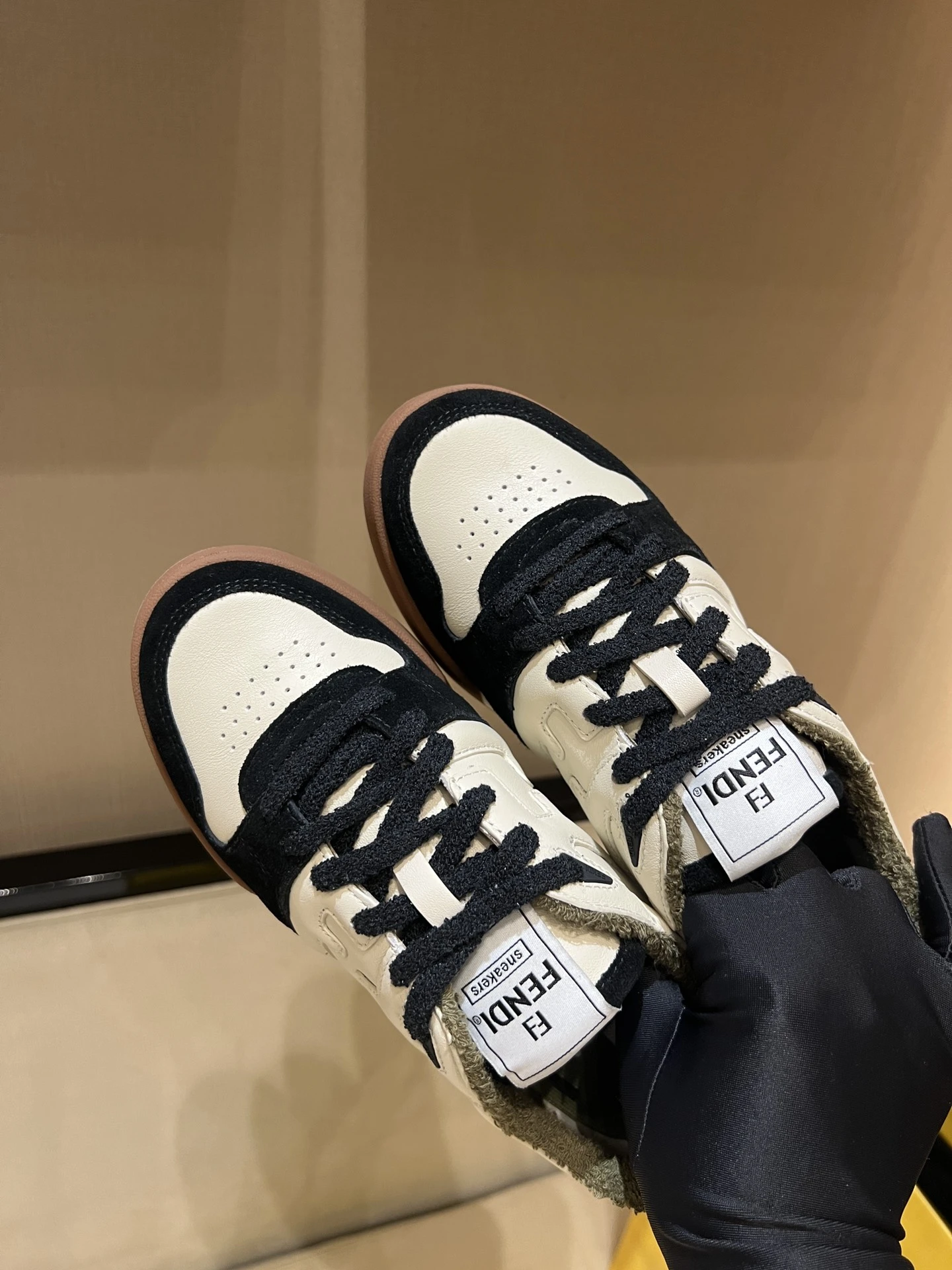 FENDI Кроссовки из кожи и замши