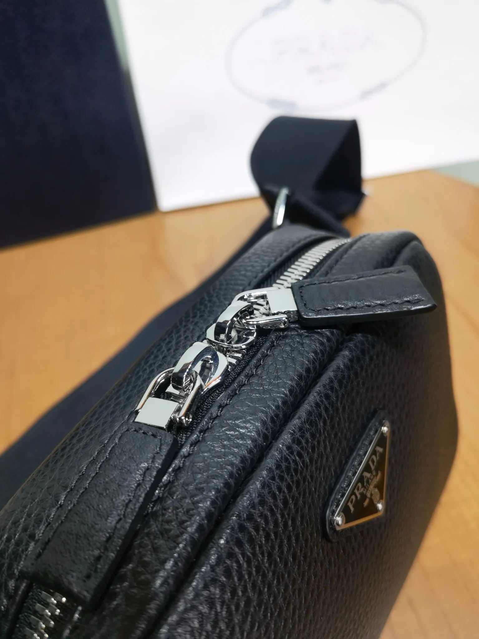 PRADA Мужская сумка из чёрной кожи PRADA Мужская сумка из чёрной кожи