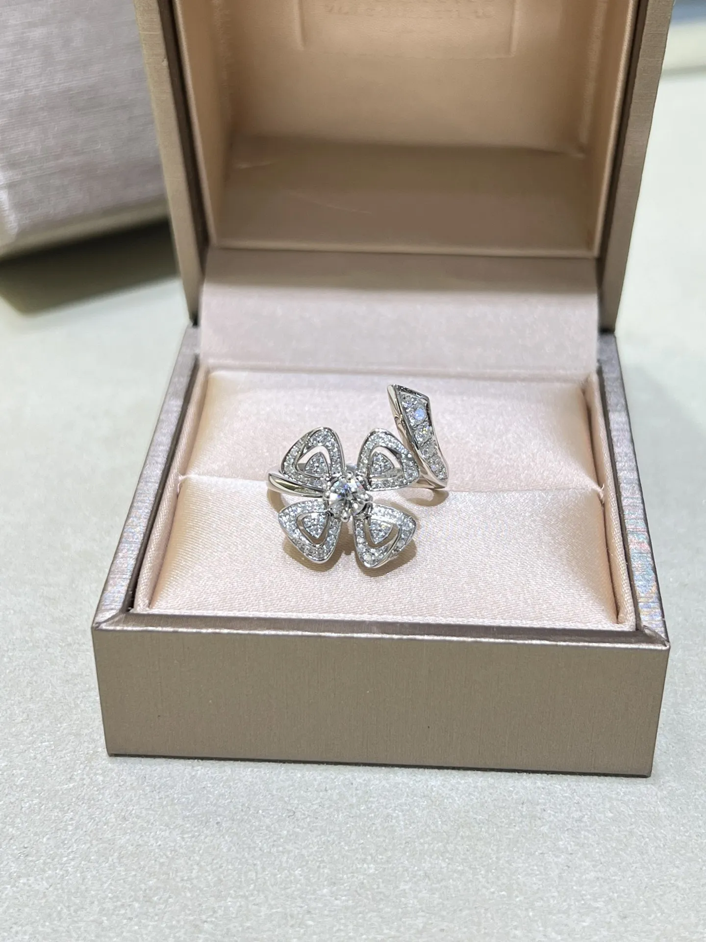 BVLGARI Женское кольцо Fiorever белое золото и бриллианты BVLGARI Женское кольцо Fiorever белое золото и бриллианты