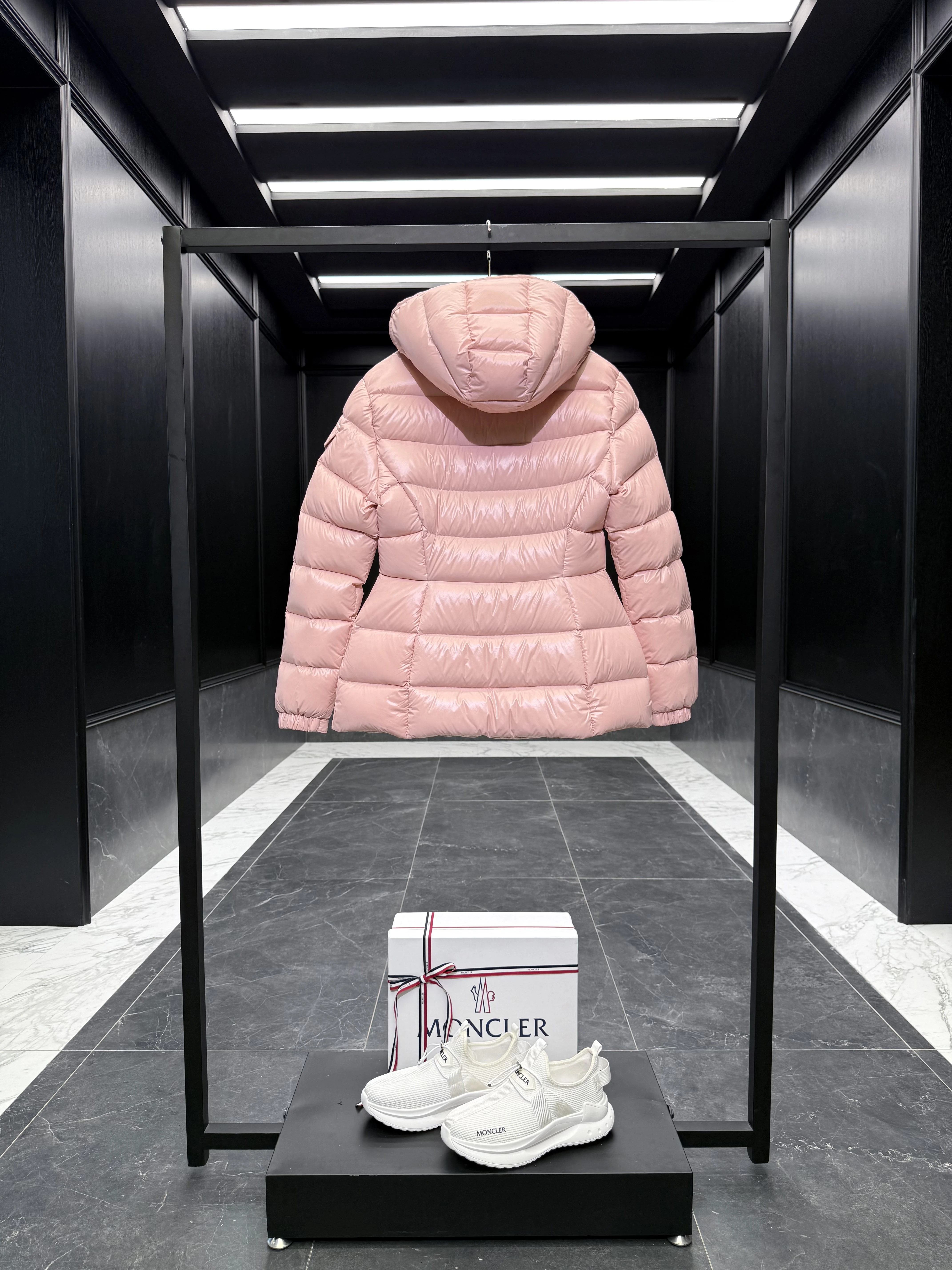 MONCLER Женская куртка Barante MONCLER Женская куртка Barante