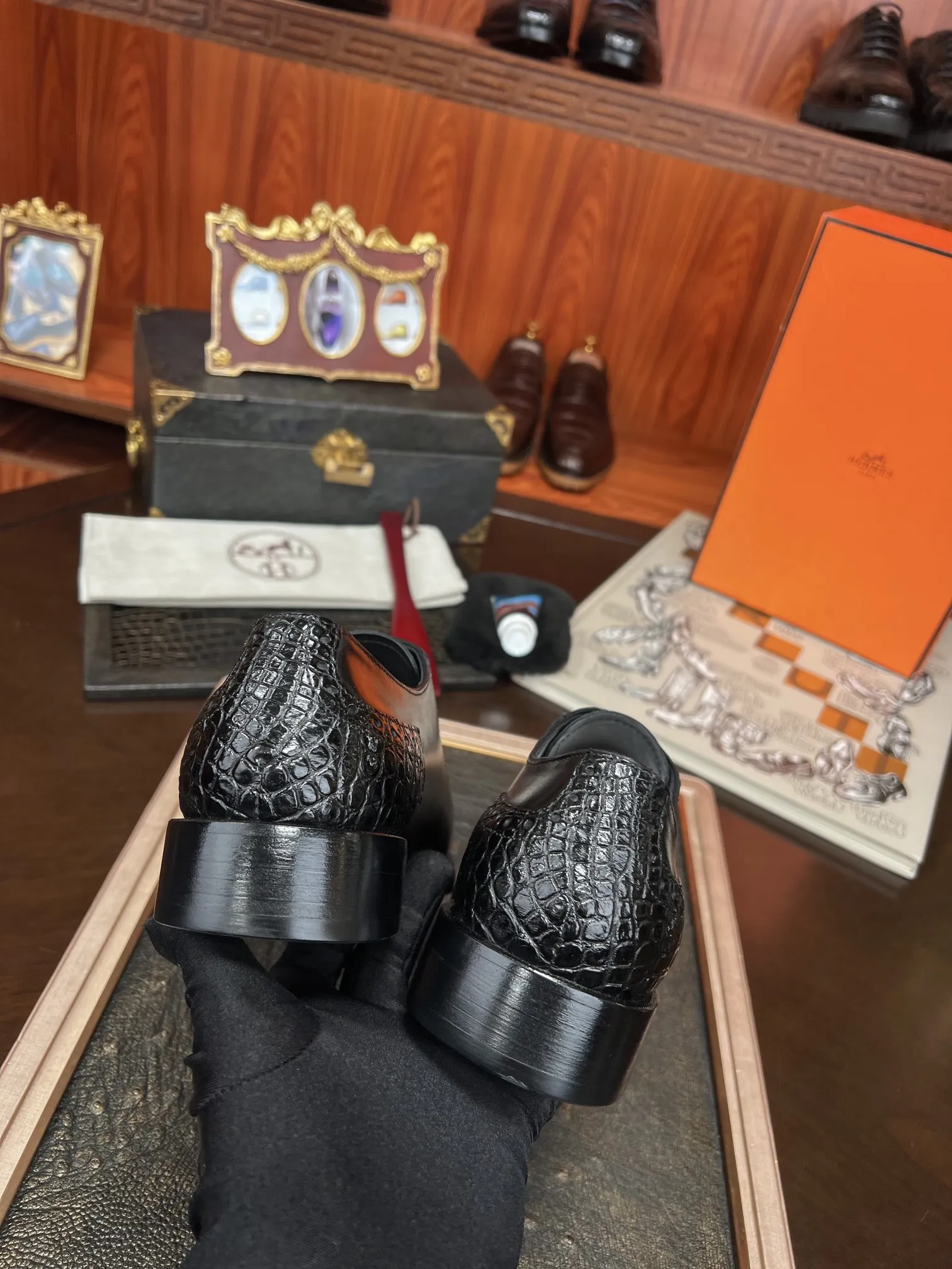 HERMES Мужские туфли брюшко крокодила HERMES Мужские туфли брюшко крокодила