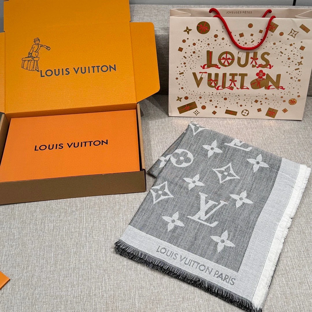 LOUIS VUITTON Женская шаль Monogram MP2412 LOUIS VUITTON Женская шаль Monogram MP2412