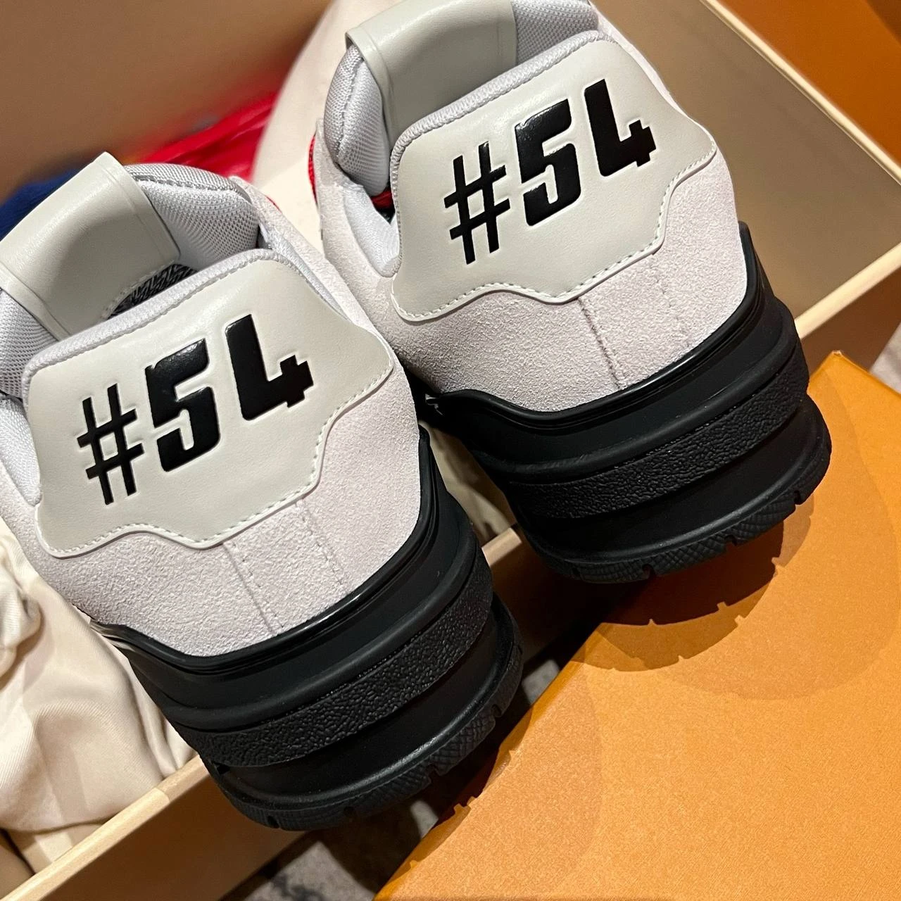 LOUIS VUITTON Мужские кроссовки в сочетании замши и гладкой кожи 