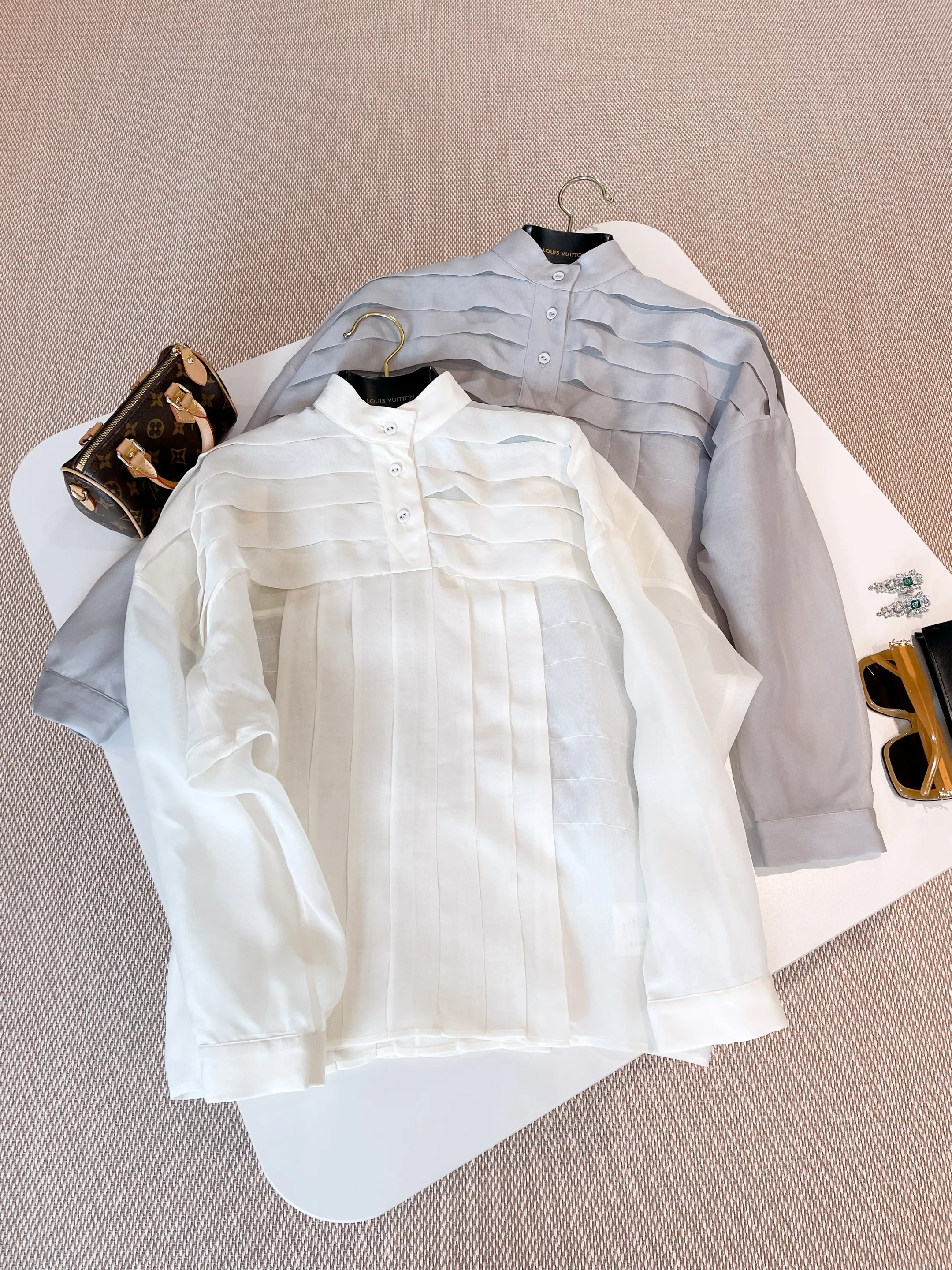 LOUIS VUITTON Женская рубашка из полупрозрачного шелкового тюля LOUIS VUITTON Женская рубашка из полупрозрачного шелкового тюля