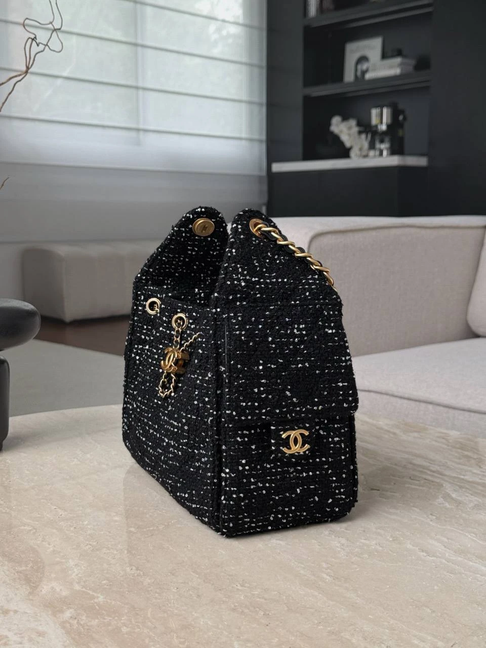 CHANEL Женская сумка Hobo 25a черно‑белом твидовом CHANEL Женская сумка Hobo 25a черно‑белом твидовом